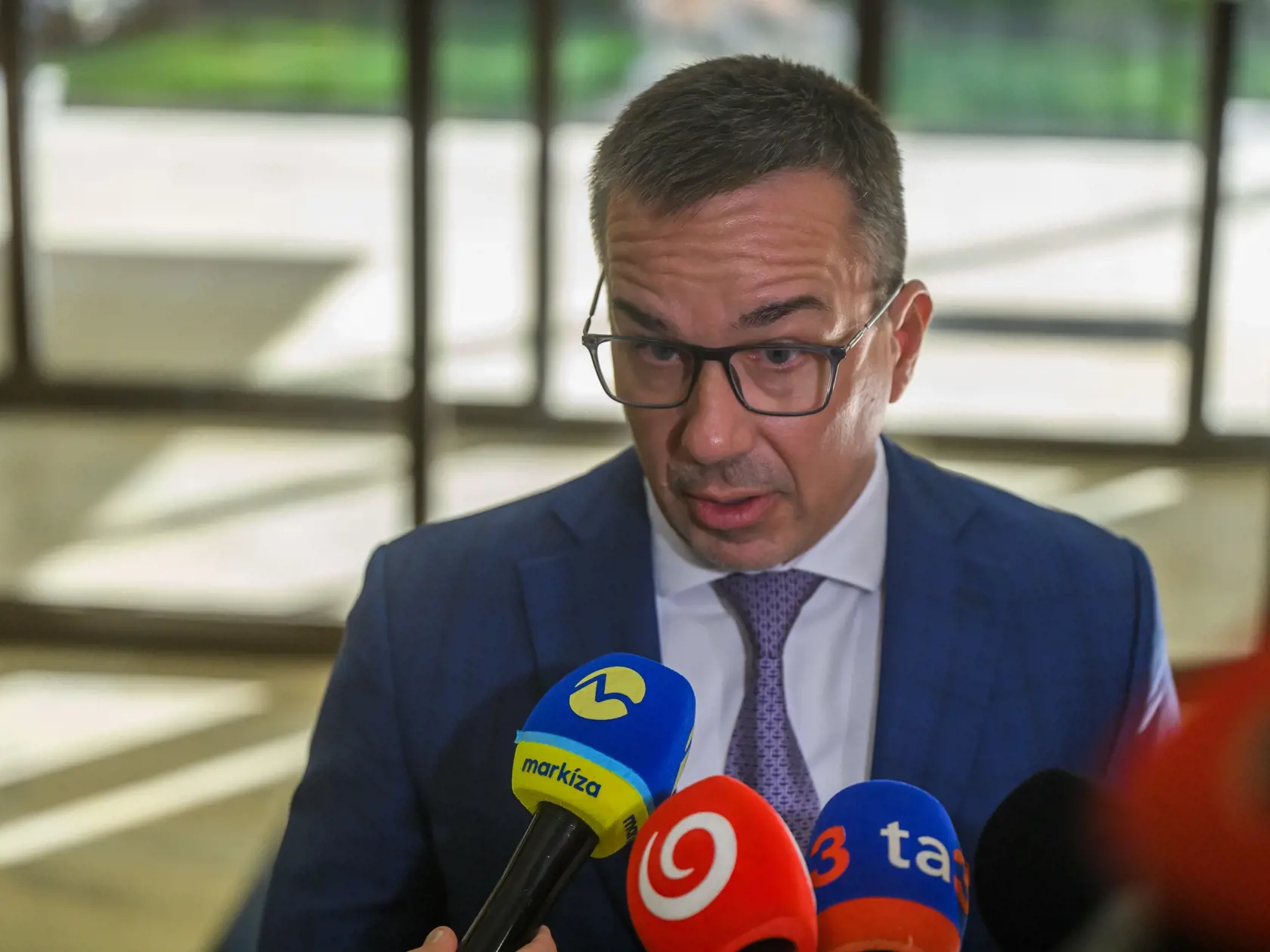 Minister práce, sociálnych vecí a rodiny SR Erik Tomáš (Hlas) prichádza na 55. schôdzu vlády SR v Bratislave 15. októbra 2024. 