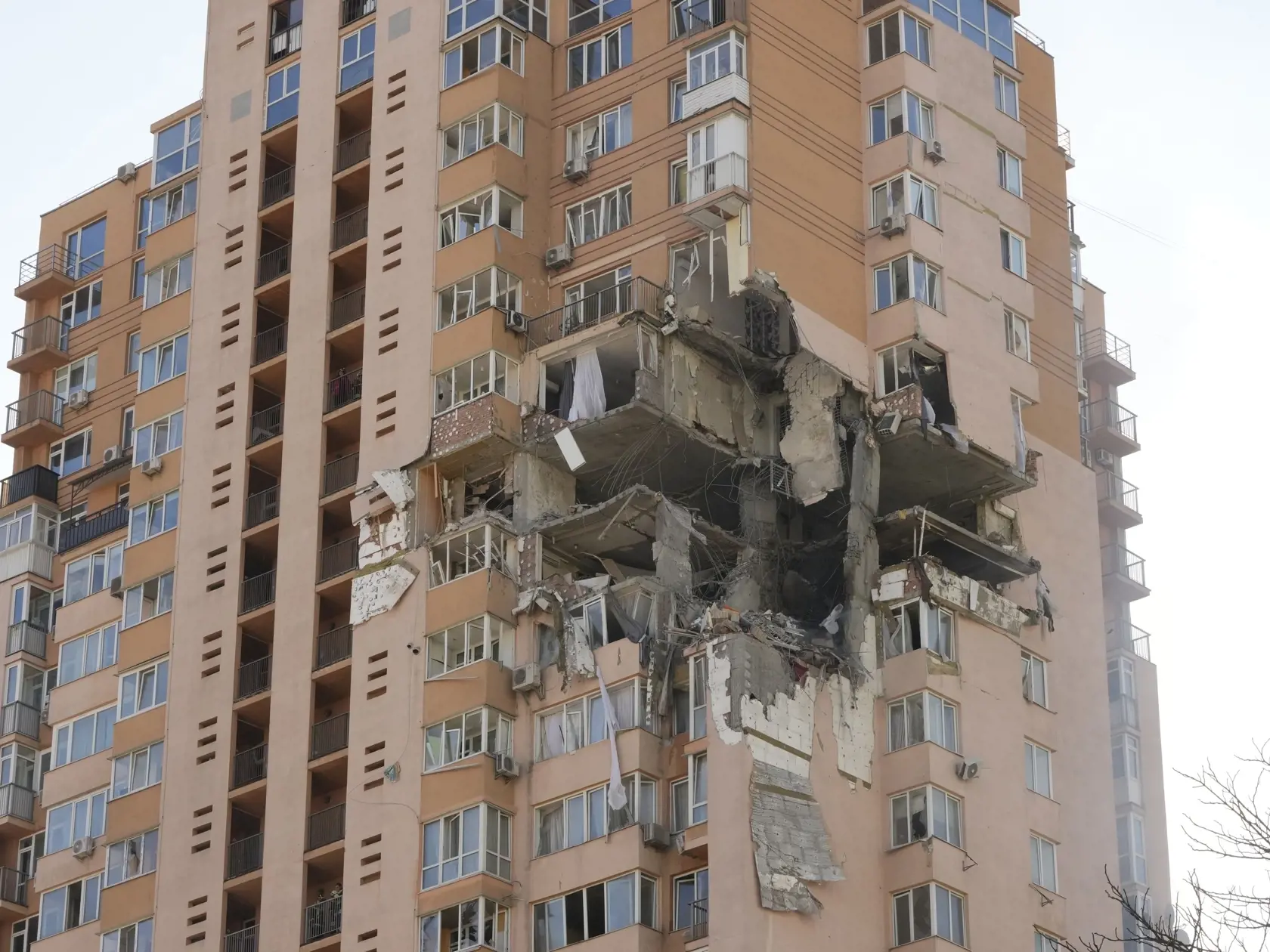 Na snímke je poškodená bytovka po raketovom útoku.