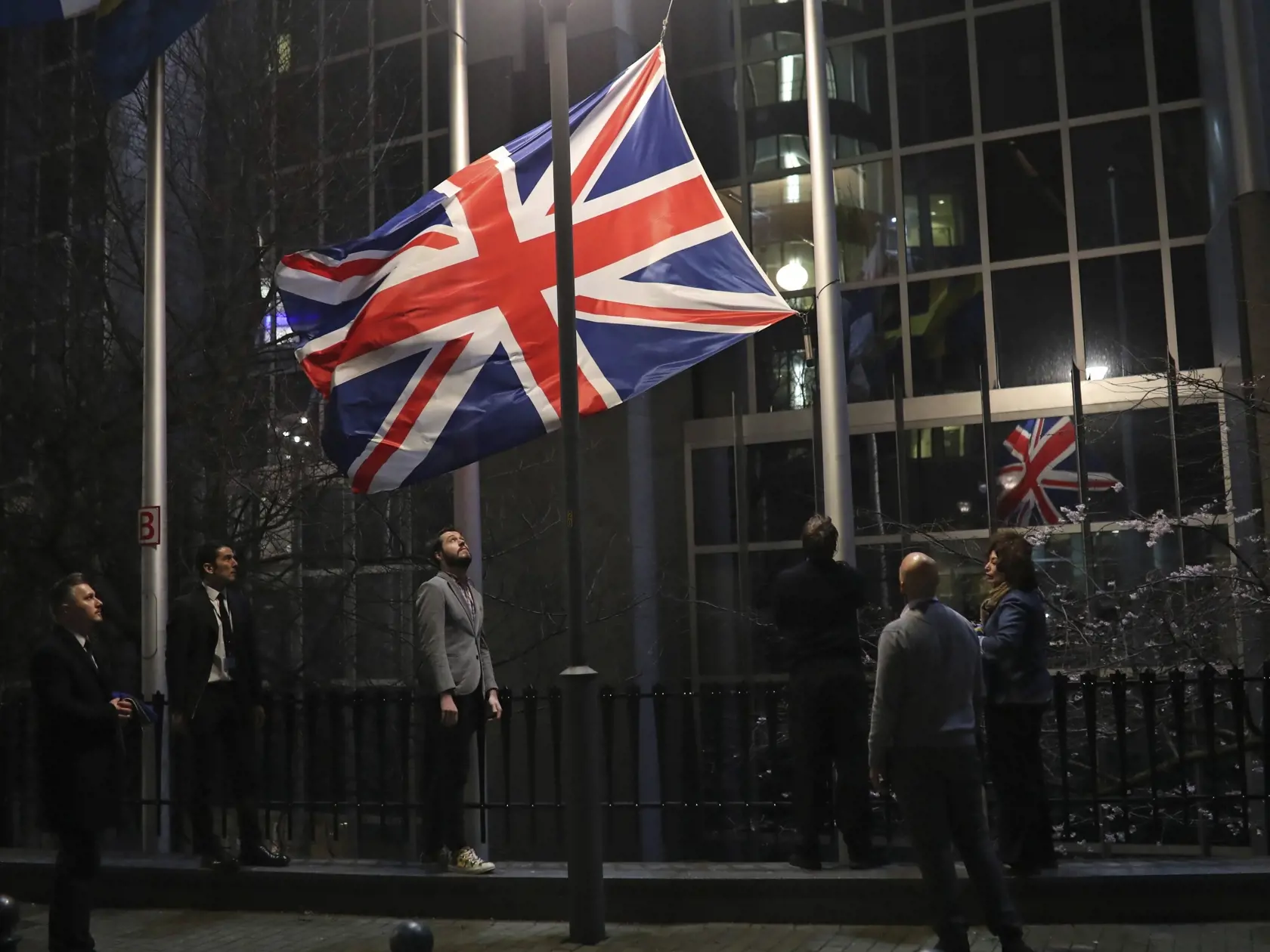 Na archívnej snímke z 31. januára 2020 úradníci zvesujú britskú vlajku pred budovou Európskeho parlamentu v Bruseli. Pred piatimi rokmi sa zavŕšil projekt známy pod názvom brexit. Spojené kráľovstvo Veľkej Británie a Severného Írska oficiálne a definitívne vystúpilo z Európskej únie (EÚ). Stalo sa tak 31. januára 2020 o 23.00 h miestneho času (o polnoci SEČ) po 47 rokoch členstva, tri a pol roka od referenda o brexite. Prvým februárovým dňom 2020 sa začalo 11-mesačné prechodné obdobie, počas ktorého pre Britániu aj naďalej platili európske pravidlá, no nemuseli už prispievať do rozpočtu EÚ.