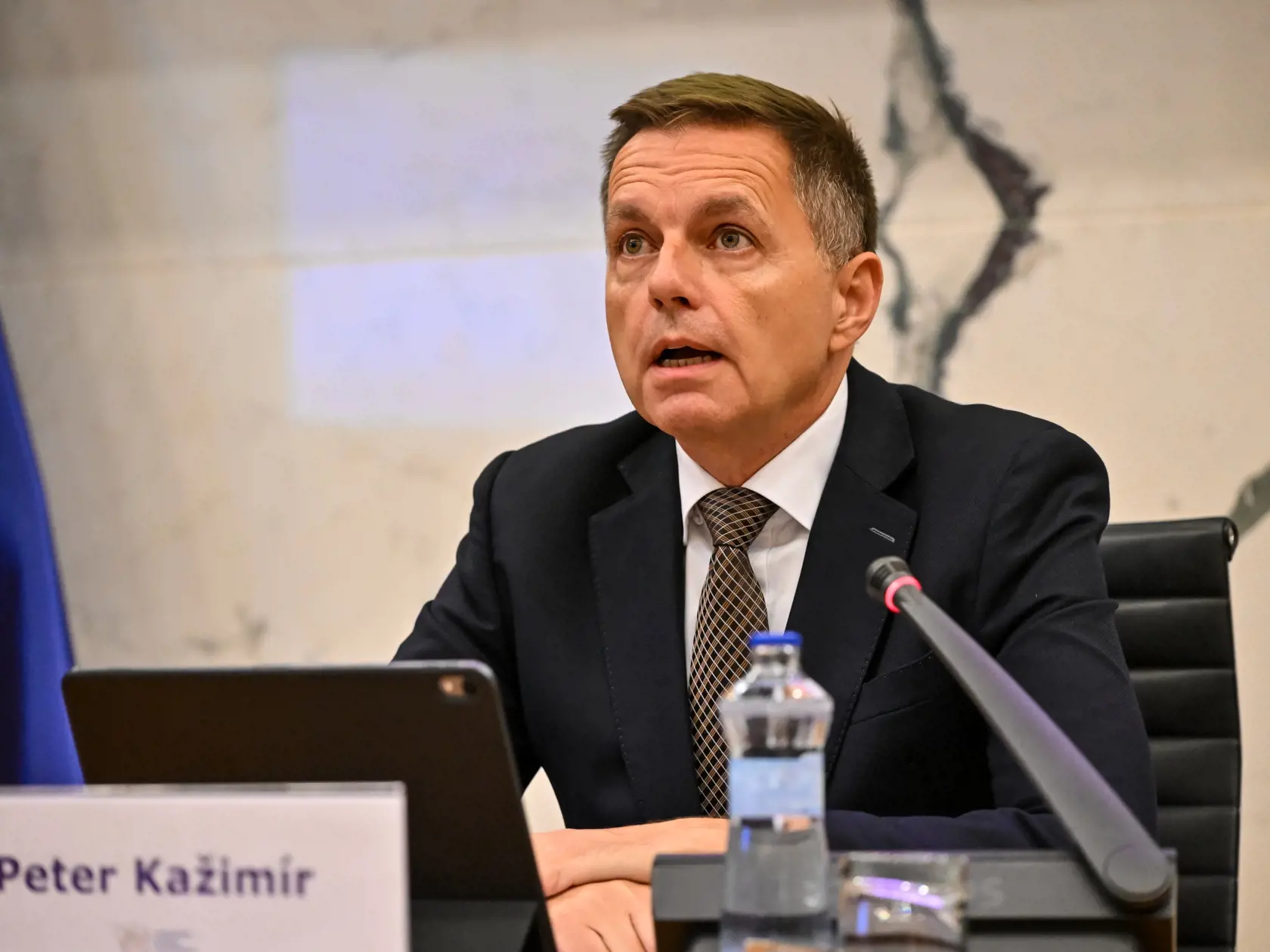 Na snímke guvernér NBS Peter Kažimír počas tlačovej konferencie Národnej banky Slovenska (NBS) na tému Predstavenie strednodobej predikcie NBS na jeseň 2023, 5. októbra 2023 v Bratislave. FOTO TASR - Pavol Zachar