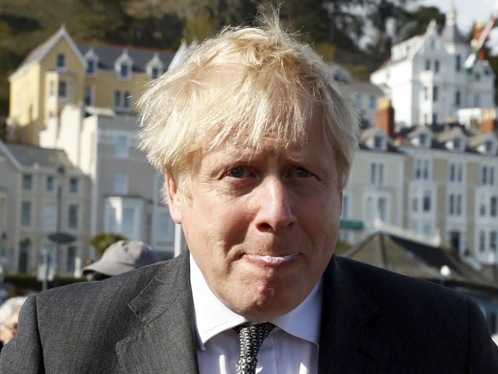 Britský premiér Boris Johnson sa oblizuje po zmrzline počas jeho návštevy v meste Llandudno vo Walese 26. apríla 2021. Britský premiér Boris Johnson navštívil Llandudno v rámci kampane na podporu Konzervatívcov v komunálnych voľbách. FOTO TASR/AP 

Britain's Prime Minister Boris Johnson visits Llandudno in Wales, Monday April 26, 2021, as he campaigns on behalf of the Conservative Party for local elections. (Phil Noble/Pool via AP)