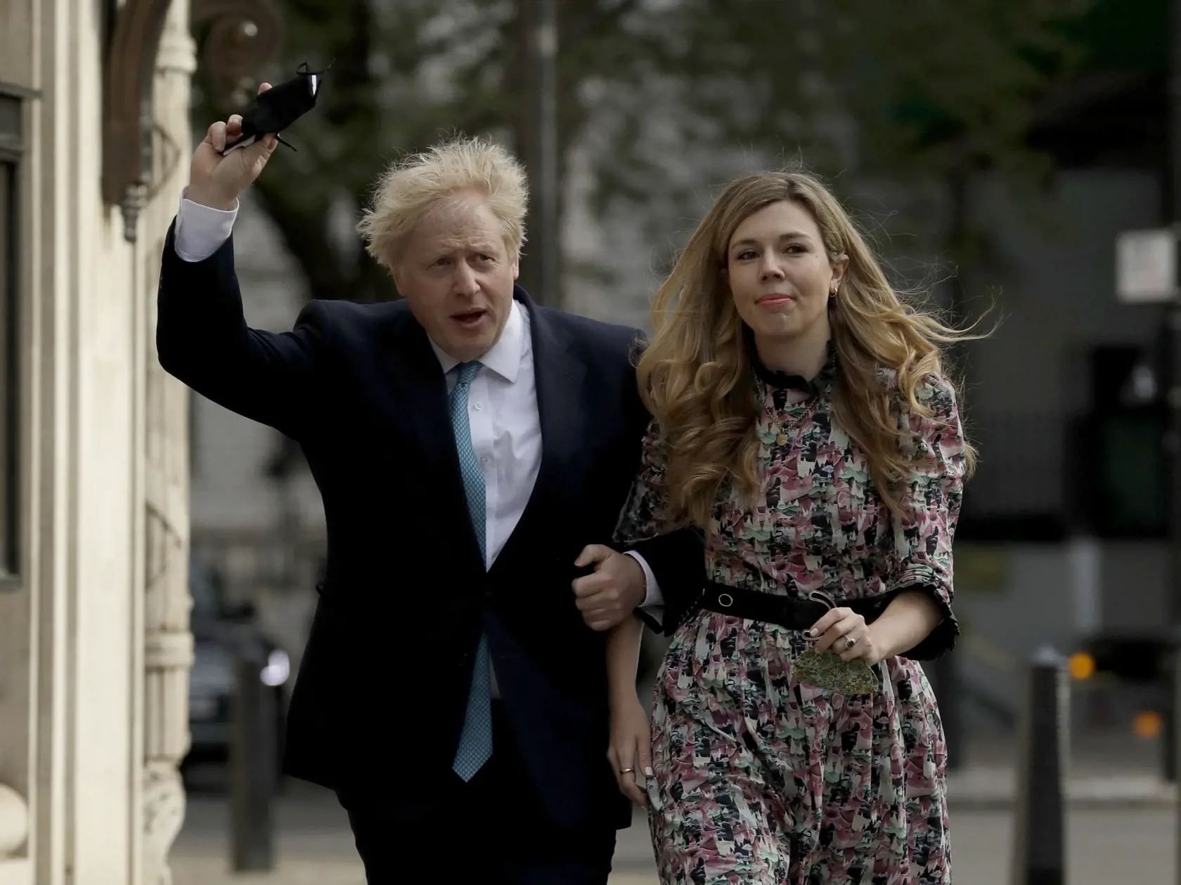 Na archívnej snímke britský premiér Boris Johnson a jeho partnerka Carrie Symondsová prichádzajú do volebnej miestnosti v Londýne. Svadba britského premiéra Borisa Johnsona a jeho snúbenice Carrie Symondsovej sa uskutoční 30. júla 2022. Dvojica, ktorá je zasnúbená už od roku 2019, musela svadobné prípravy odložiť z dôvodu koronavírusovej pandémie. FOTO TASR/AP