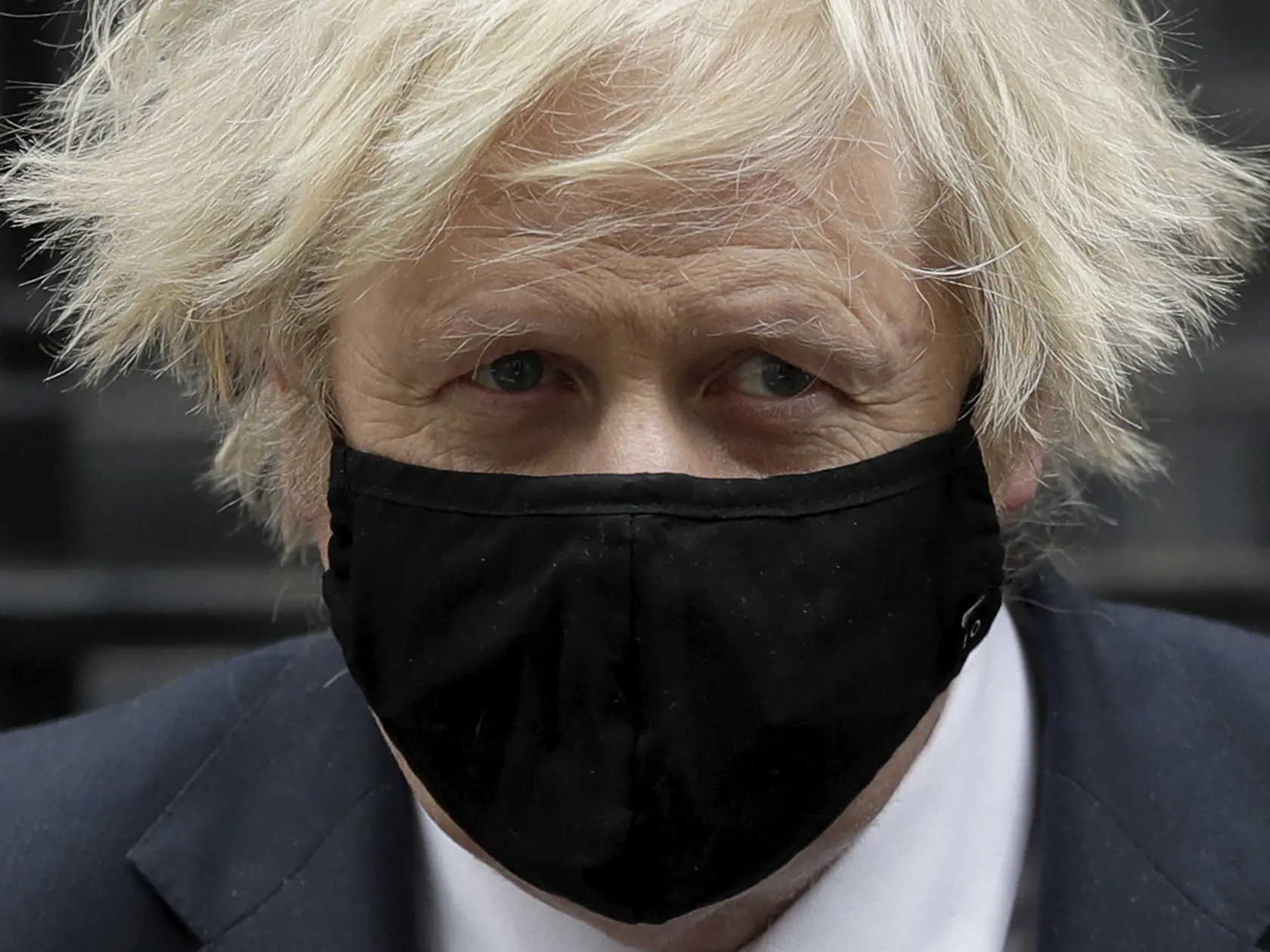 KK36 Londýn - Britský premiér Boris Johnson odchádza zo svojho sídla na Downing Street 10 na  tzv. hodiny otázok do parlamentu 24. marca 2021 v Londýne. Británia a Európska únia vedú rozhovory s cieľom vyriešiť vzájomné spory v súvislosti s dodávkami vakcín proti chorobe COVID-19, oznámili v stredu Londýn a Brusel v spoločnom vyhlásení. FOTO TASR/AP
British Prime Minister Boris Johnson leaves 10 Downing Street in London, to attend the weekly Prime Minister's Questions at the Houses of Parliament