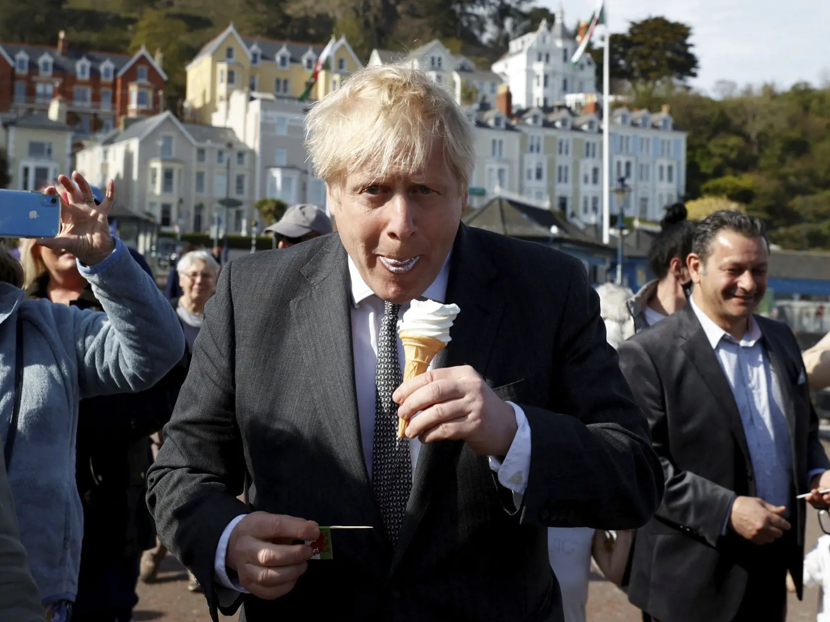 JB 1 Llandudno - Britský premiér Boris Johnson líže zmrzlinu počas jeho návštevy v meste Llandudno vo Walese 26. apríla 2021. Britský premiér Boris Johnson navštívil Llandudno v rámci kampane na podporu Konzervatívcov v komunálnych voľbách. FOTO TASR/AP 

Britain's Prime Minister Boris Johnson visits Llandudno in Wales, Monday April 26, 2021, as he campaigns on behalf of the Conservative Party for local elections. (Phil Noble/Pool via AP)