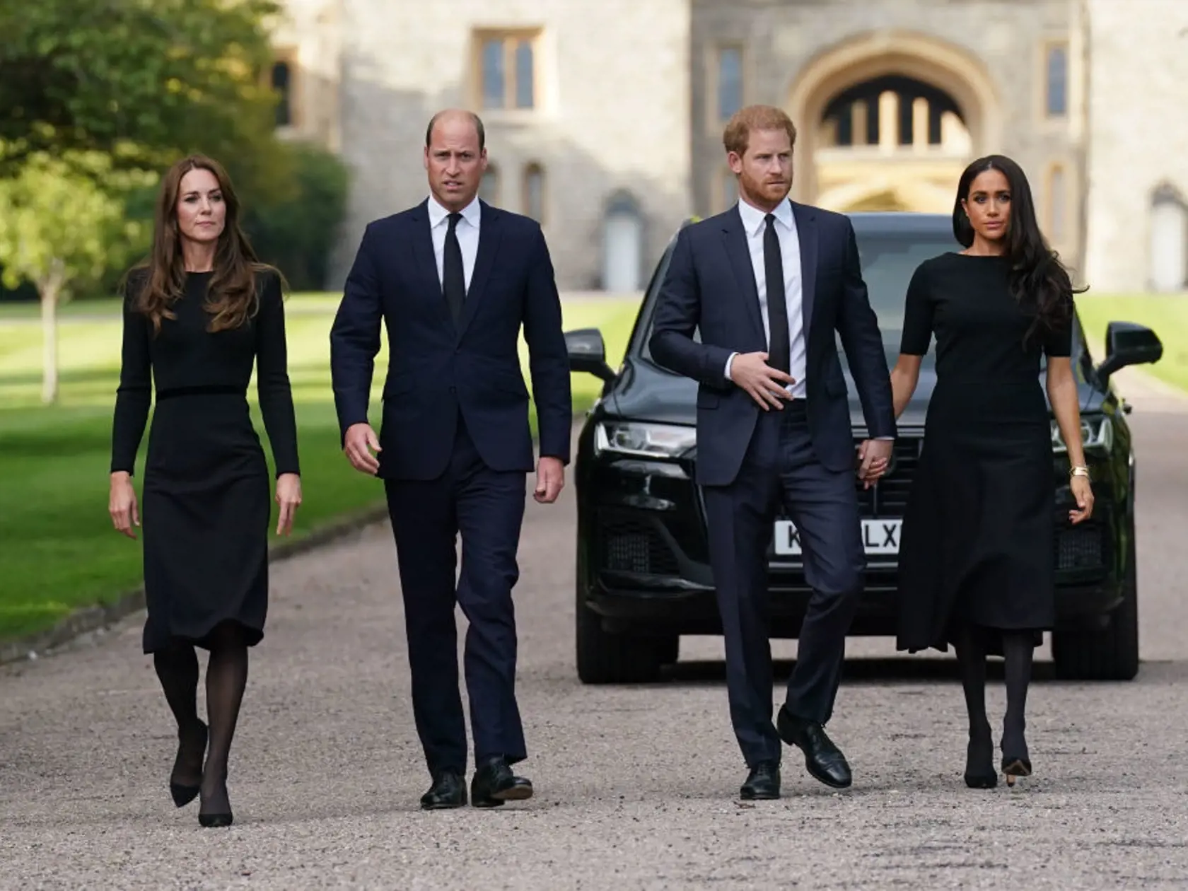 Dojímavý moment, na ktorý čakal celý svet. Willia, Kate, Harry a Meghan opäť spolu.