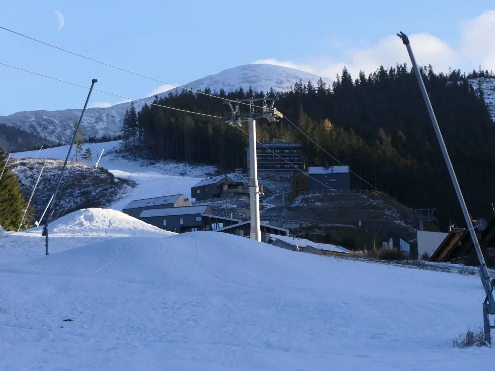 Na snímke zasnežovanie lyžiarskeho svahu v lyžiarskom stredisku Jasná v Demänovskej doline.