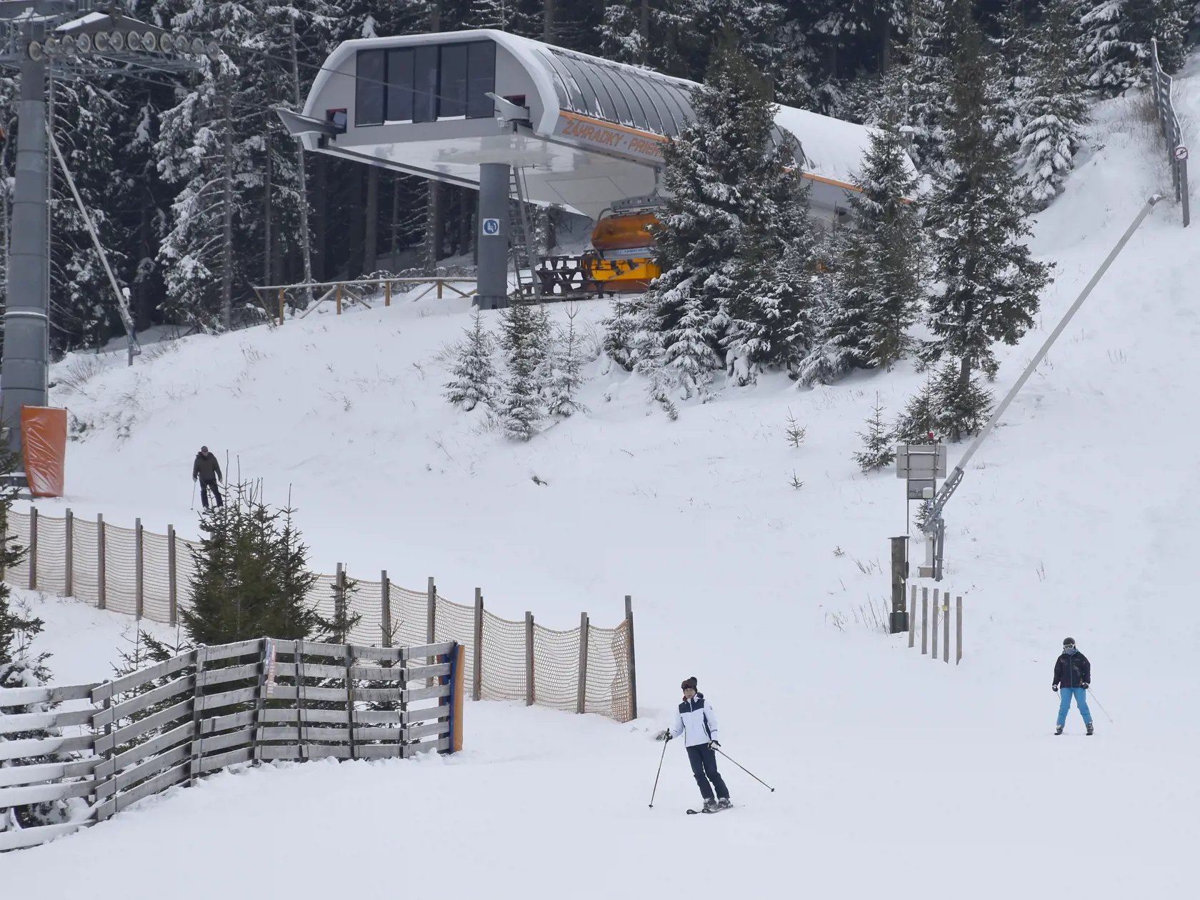 Na snímke lyžiari v stredisku Jasná Nízke Tatry v utorok 21. decembra 2021. (archívny záber)