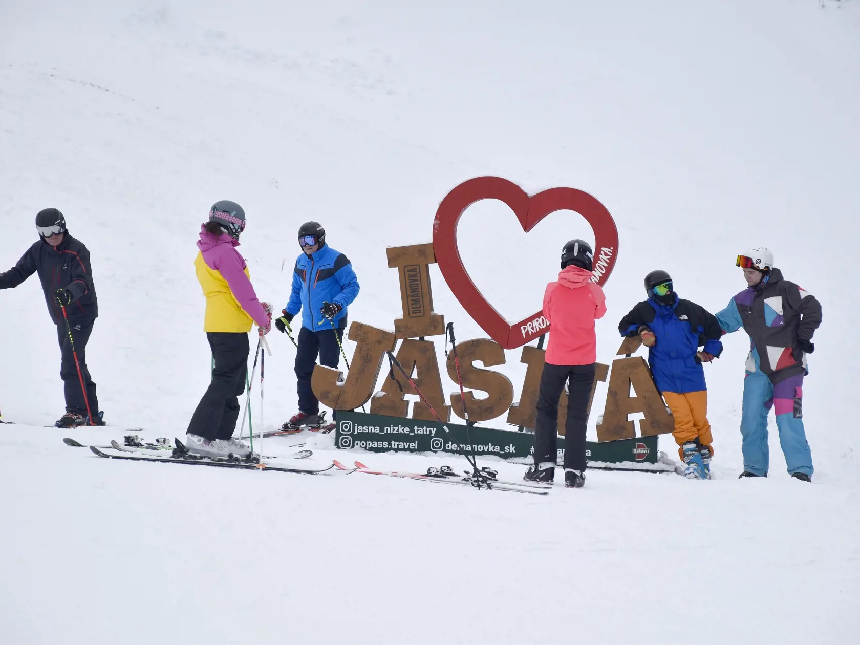 Na snímke lyžiari v stredisku Jasná Nízke Tatry v utorok 21. decembra 2021.