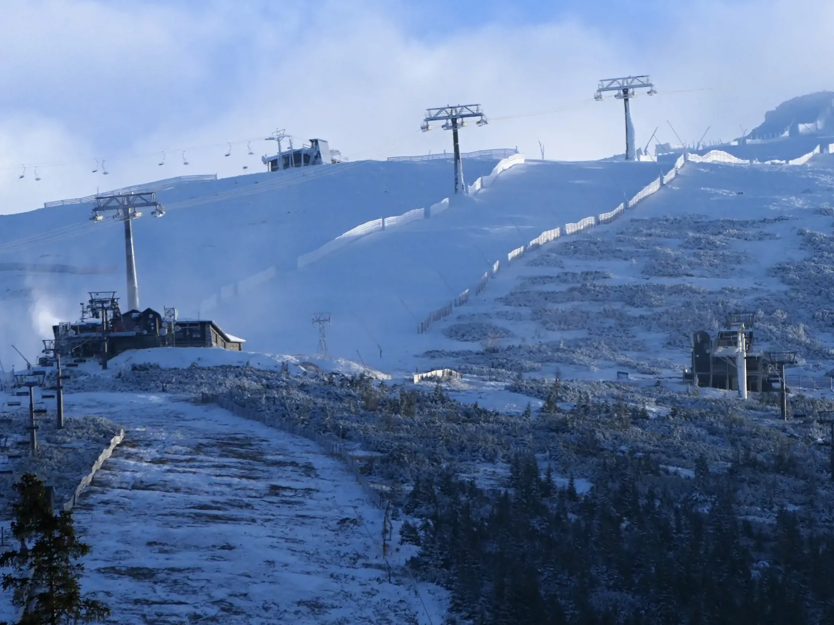 Na snímke zasnežovanie lyžiarskeho svahu v lyžiarskom stredisku Jasná v Demänovskej doline v utorok 29. novembra 2022.