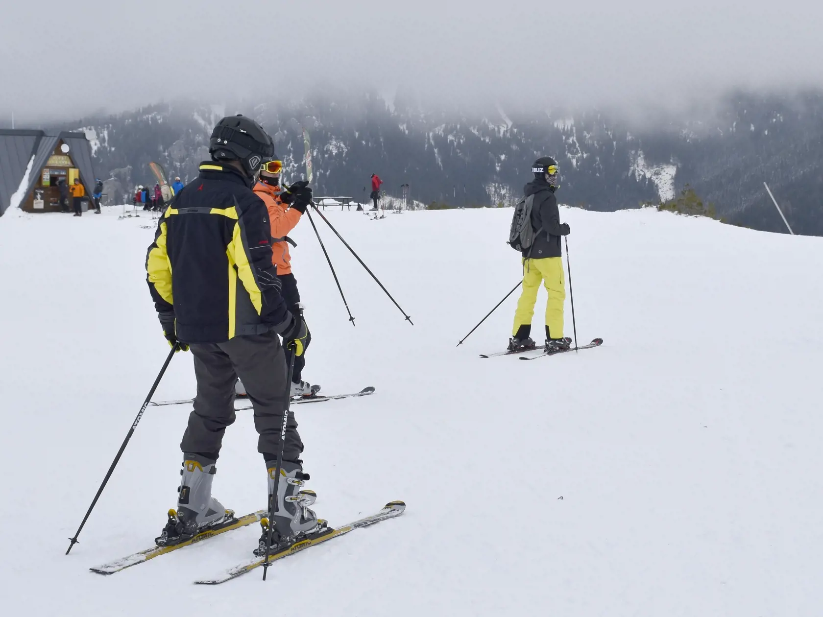 Na snímke lyžiari v stredisku Jasná Nízke Tatry v utorok 21. decembra 2021. FOTO TASR - Miroslava Mlynárová