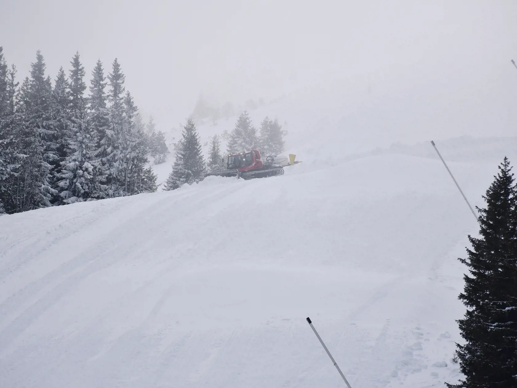 Na snímke úprava svahu v stredisku Jasná Nízke Tatry v utorok 21. decembra 2021. FOTO TASR - Miroslava Mlynárová