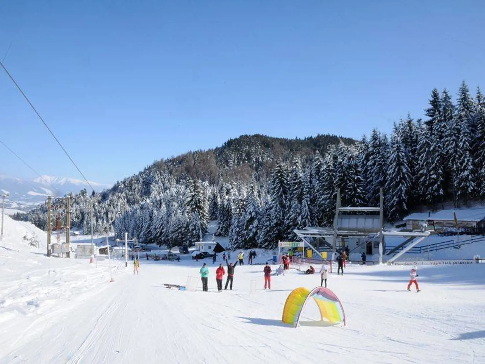 Ski Opalisko Závažná Poruba leží  7 km juhovýchodne od Liptovského Mikuláša.