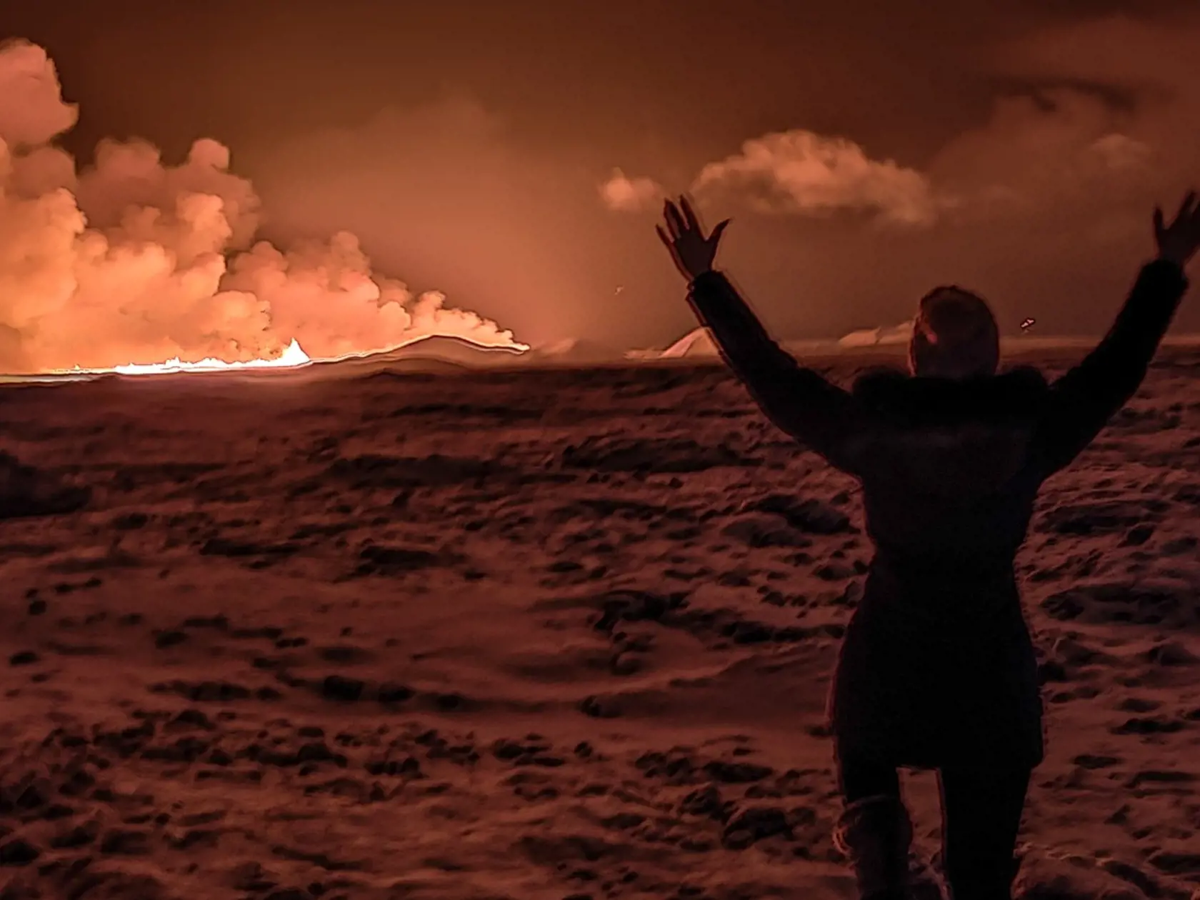 Pri meste Grindavík došlo k erupcii sopky, vyteká z nej žeravá láva.