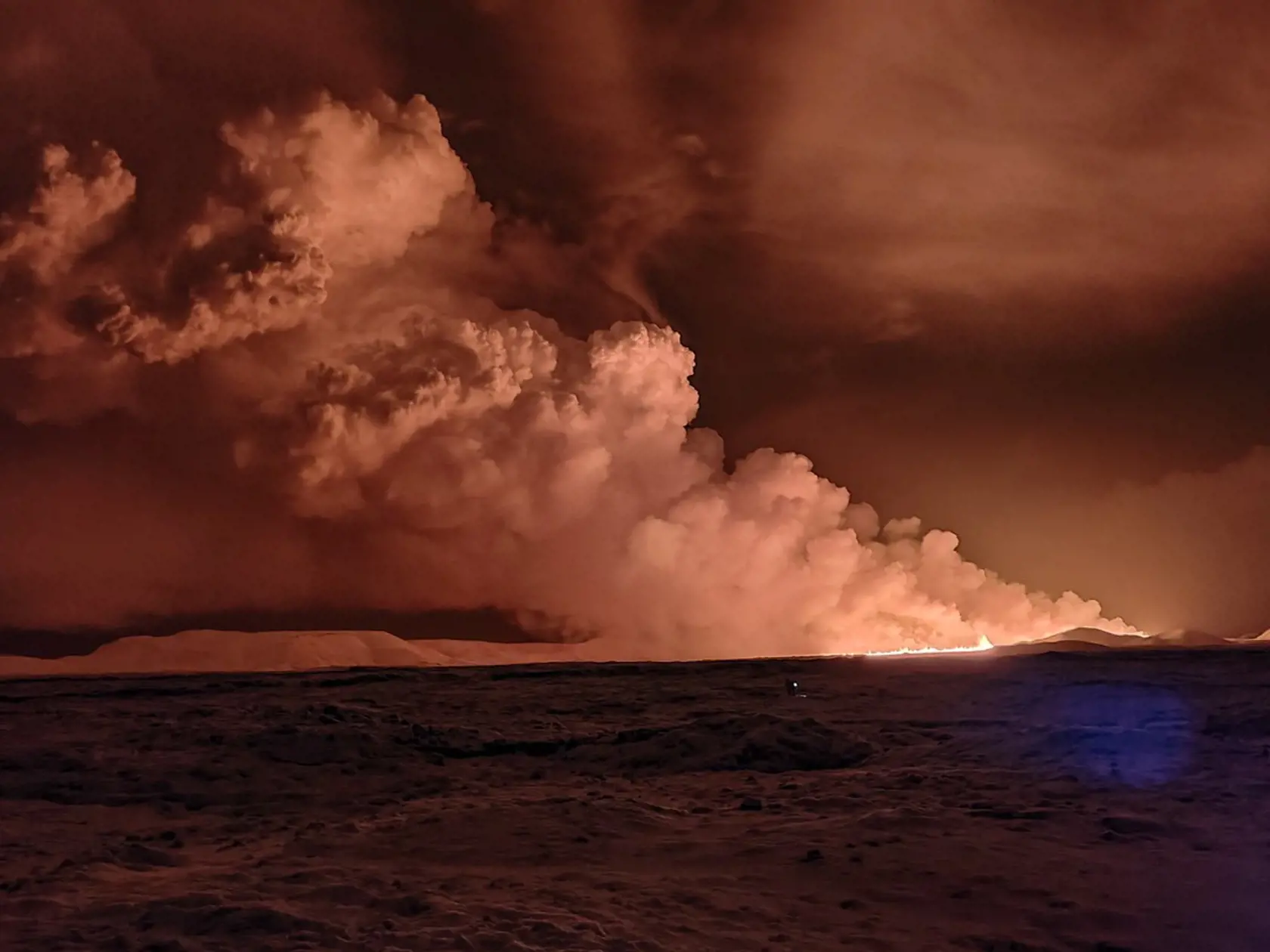 Pri meste Grindavík došlo k erupcii sopky, vyteká z nej žeravá láva.
