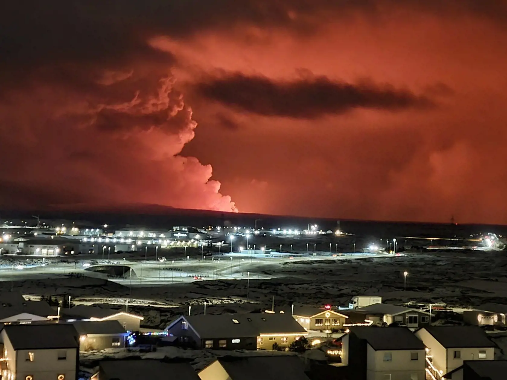 Pri meste Grindavík došlo k erupcii sopky, vyteká z nej žeravá láva.