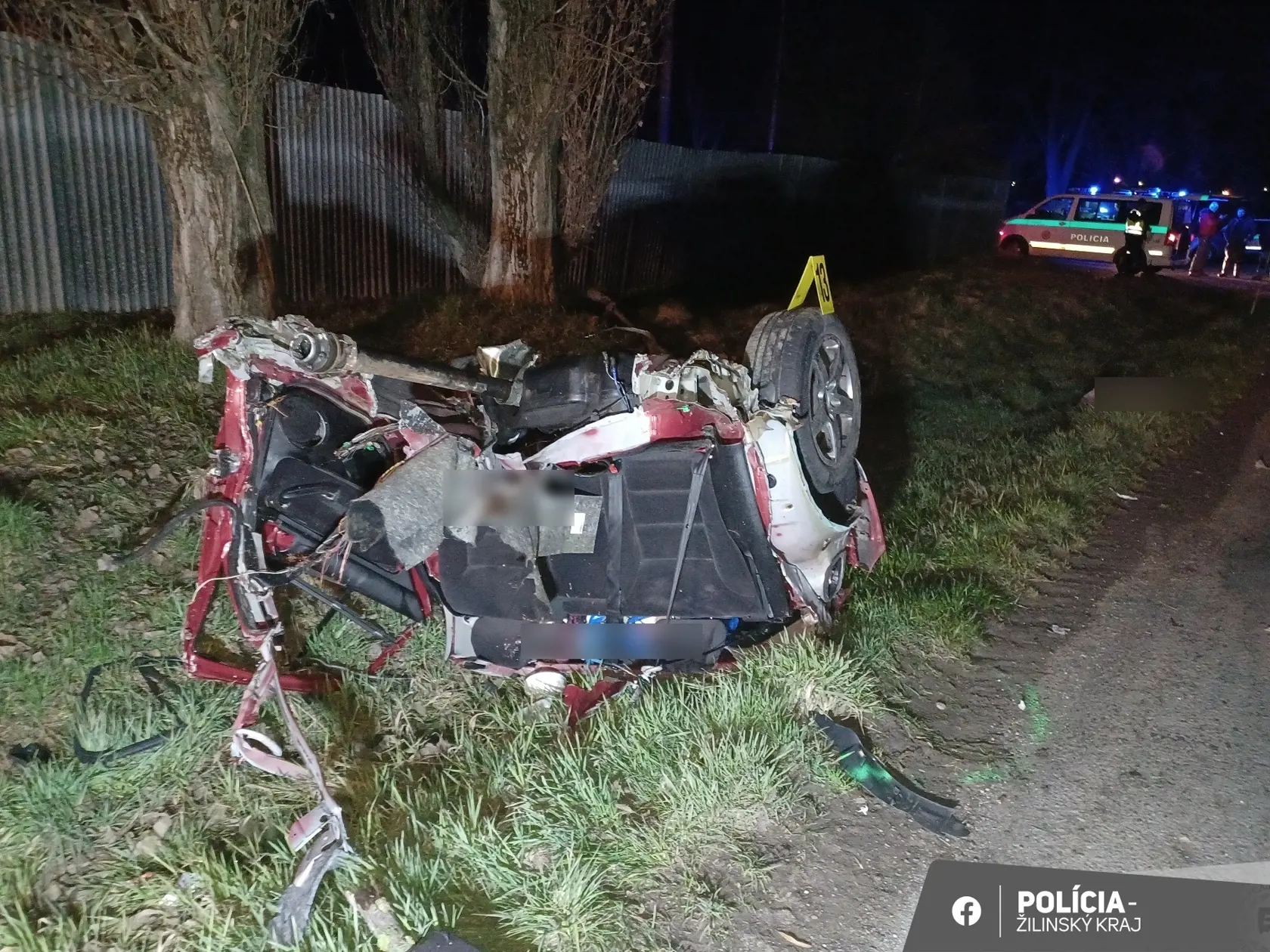Na snímke vrak osobného motorového vozidla značky Volkswagen Golf, ktoré narazilo do stĺpa na miestnej komunikácii na ulici Poľnohospodárskej v Liptovskom Mikuláši v nedeľu v skorých ranných hodinách 9. apríla 2023. Vo vozidle sa nachádzali štyri osoby vo veku od 19 do 22 rokov. Muž a dve ženy utrpeli zranenia, ktorým na mieste podľahli. Štvrtú účastníčku nehody, 19-ročnú ženu, previezli s úrazom hlavy do nemocnice. FOTO TASR - KR PZ v Žilina   