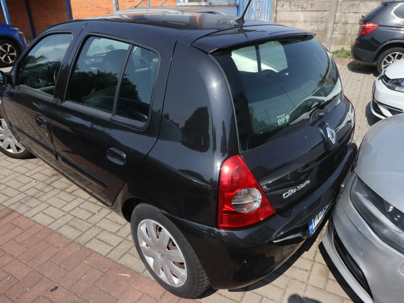 Herečka spôsobila nehodu na parkovisku pred bytovým domom. 