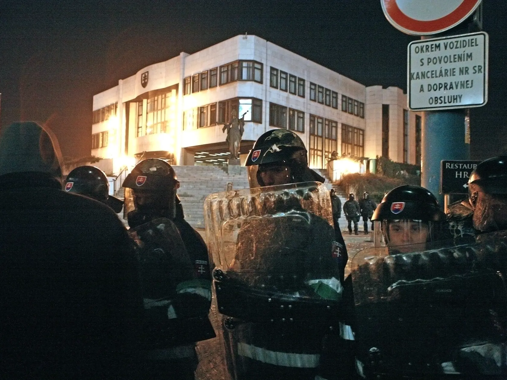 Protest pred parlamentom.
