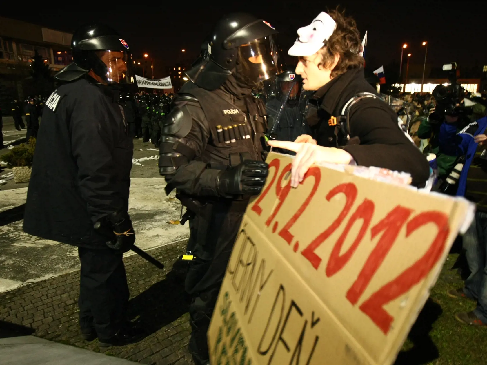 Piaty protest na Hodžovom námestí.