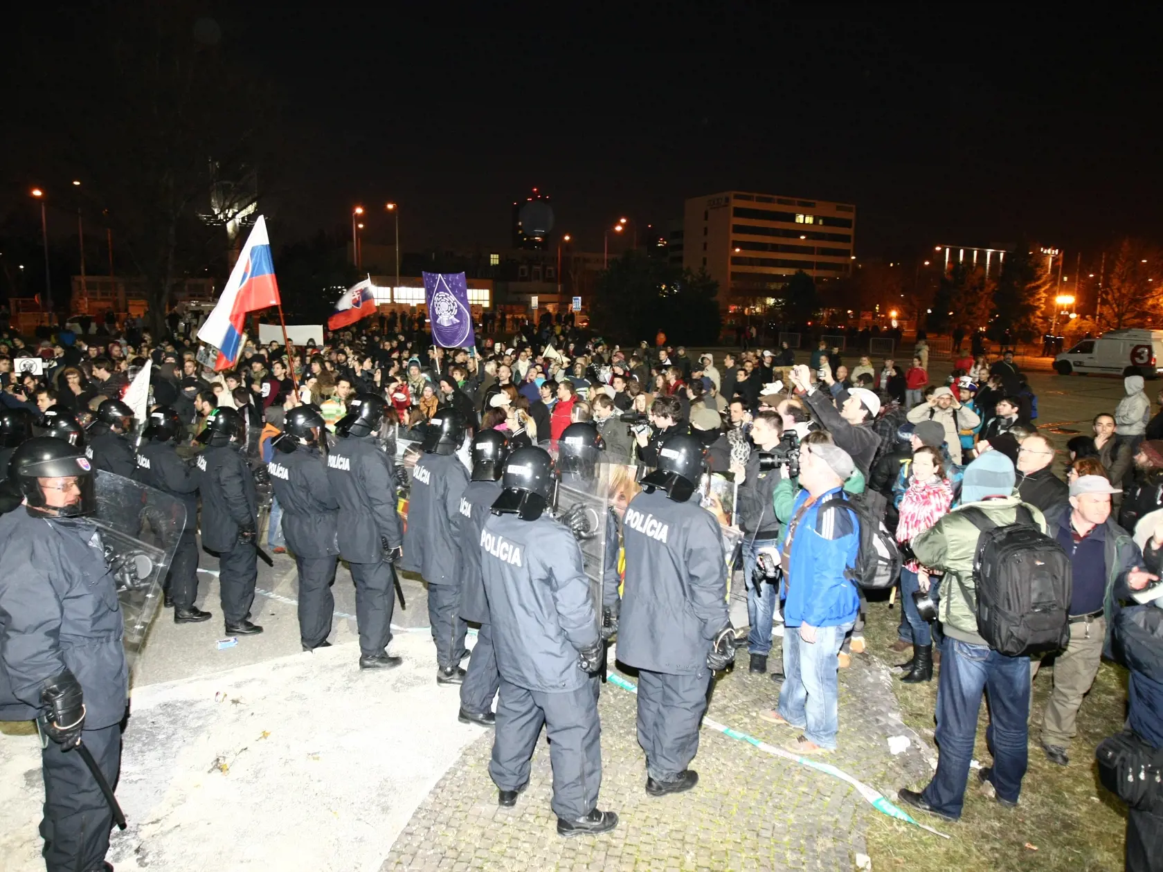 Piaty protest na Hodžovom námestí.