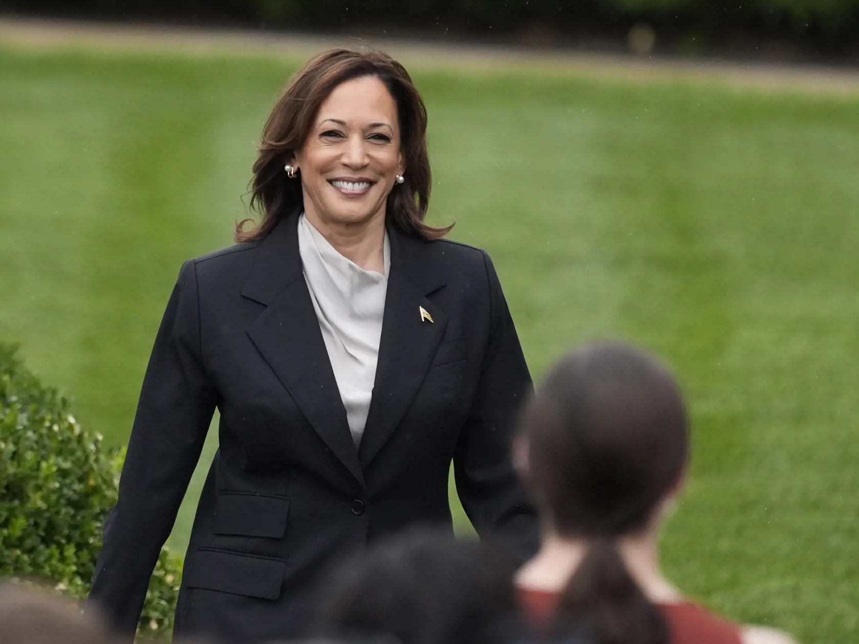 WA 26 Washington - Americká viceprezidentka Kamala Harrisová prichádza na stretnutie s univerzitnými športovcami, ktoré sa koná v Bielom dome vo Washingtone v pondelok 22. júla 2024. Dosiahnuté výsledky amerického prezidenta Joea Bidena nemajú v modernej histórii Spojených štátov obdobu. V pondelok to vyhlásila viceprezidentka USA Kamala Harrisová, ktorú Biden podporil ako nominantku Demokratickej strany do tohtoročných prezidentských volieb. Harrisová sa takto vyjadrila počas svojho prvého vere