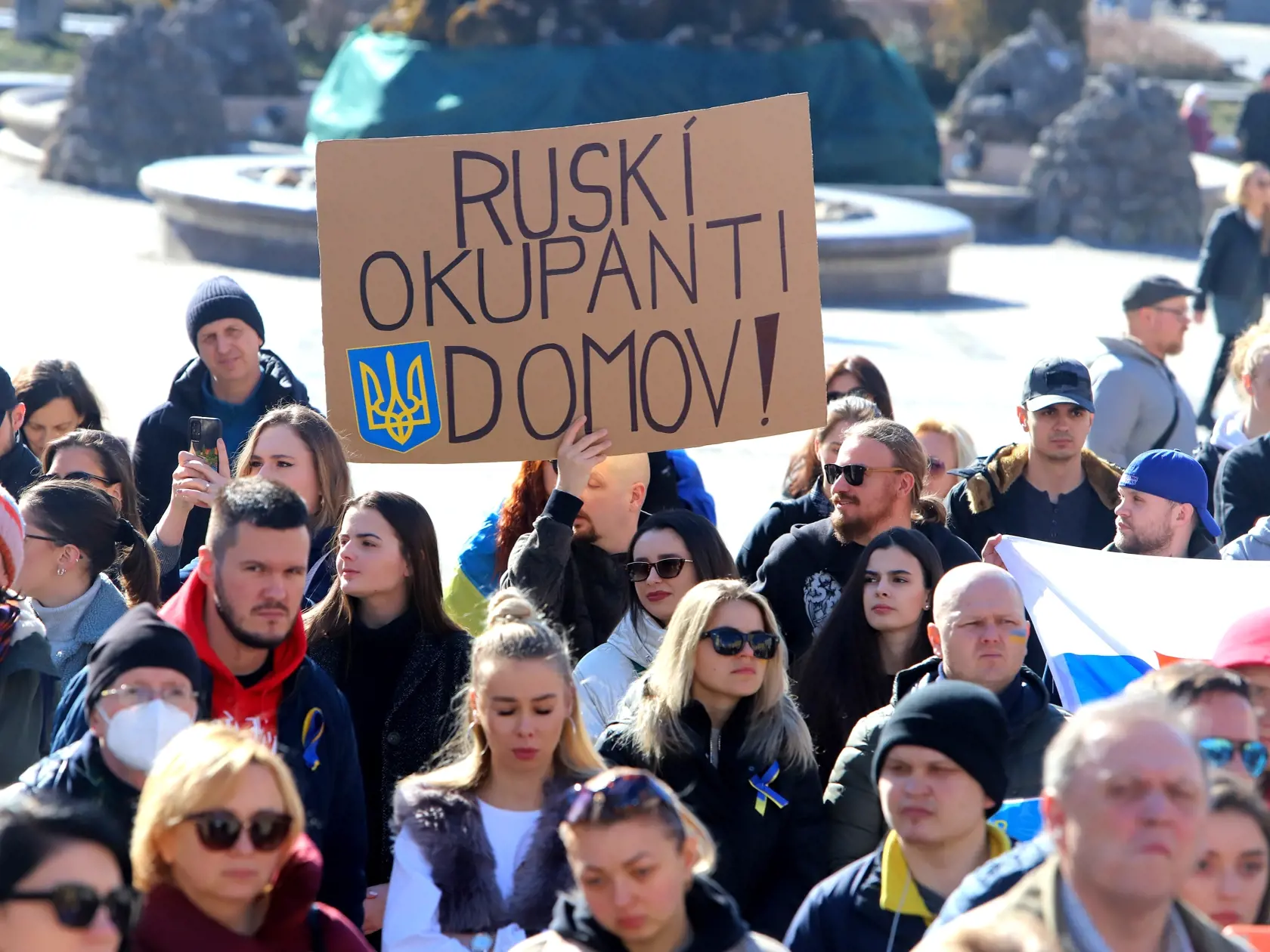 Na snímke protestné zhromaždenie proti vojne na Ukrajine sa konalo na Námestí SNP v Banskej Bystrici 27. februára 2022. FOTO TASR - Ján Krošlák