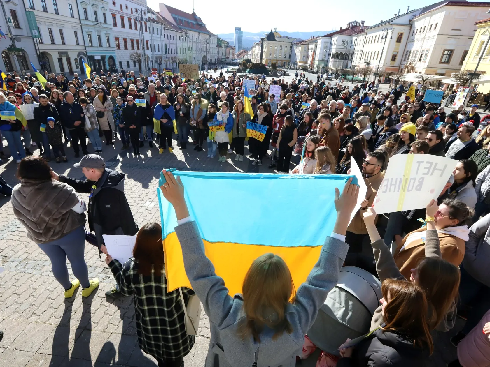 Na snímke protestné zhromaždenie proti vojne na Ukrajine sa konalo na Námestí SNP v Banskej Bystrici 27. februára 2022. FOTO TASR - Ján Krošlák
