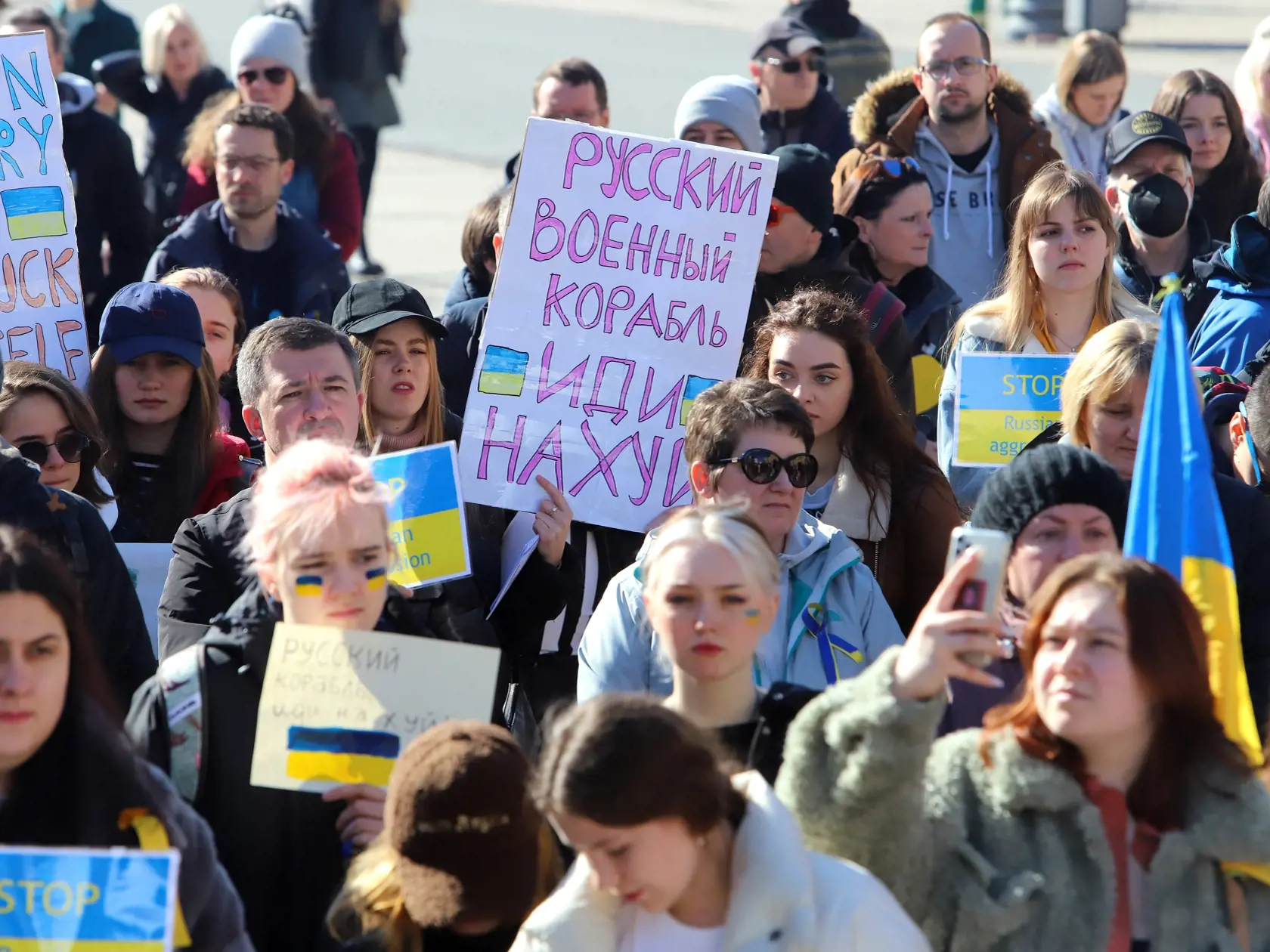 Na snímke protestné zhromaždenie proti vojne na Ukrajine sa konalo na Námestí SNP v Banskej Bystrici 27. februára 2022. FOTO TASR - Ján Krošlák