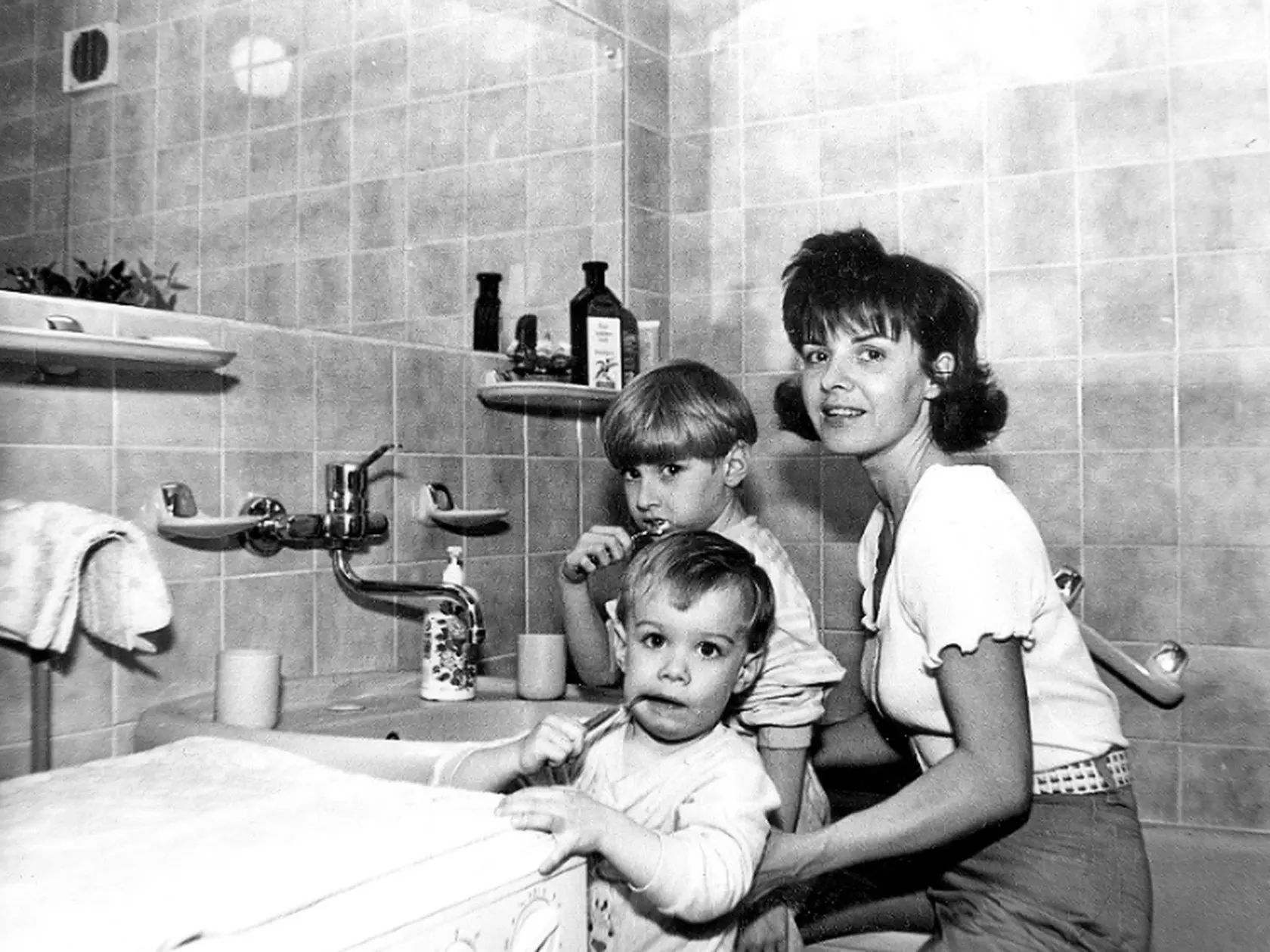 80. roky: Zuzana Tlučková so synmi. 