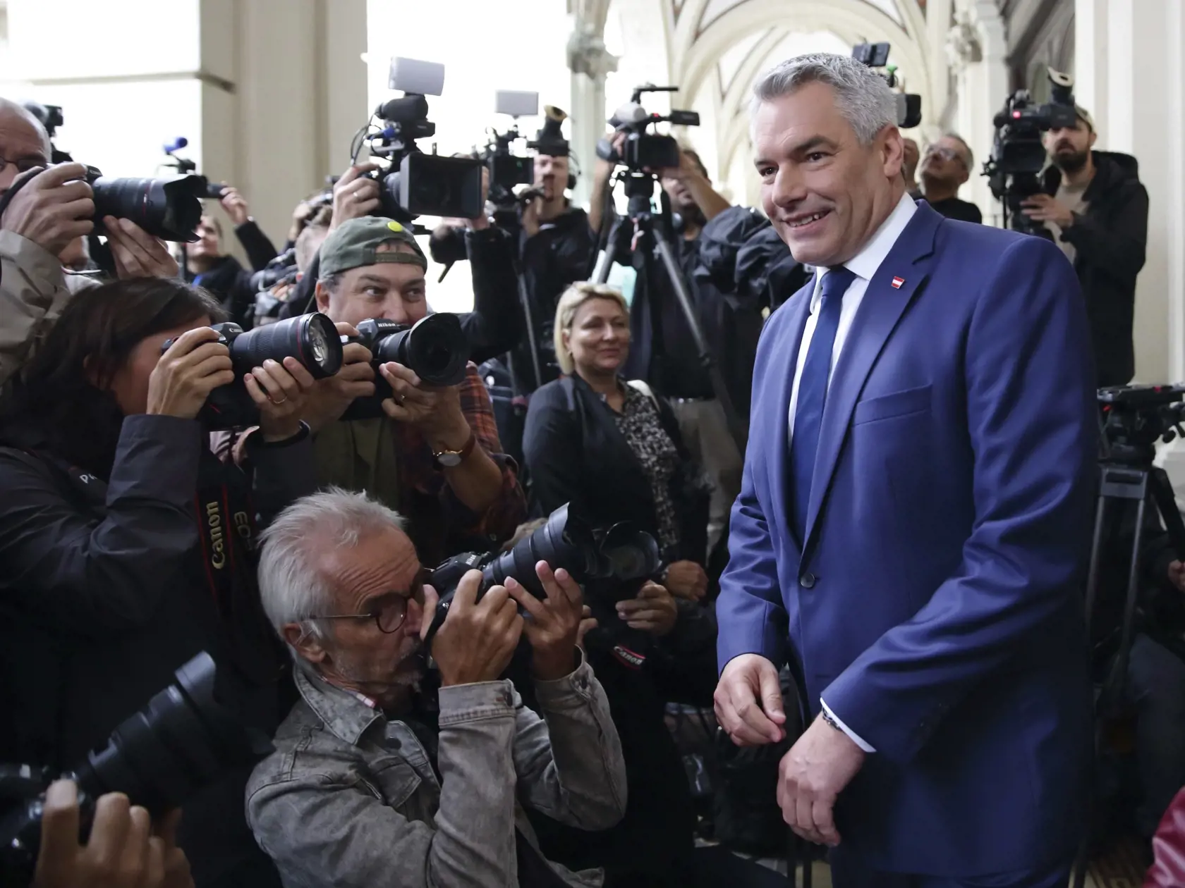 Rakúsky kancelár Karl Nehammer z Rakúskej ľudovej strany (ÖVP) prichádza na posledné predvolebné zhromaždenie vo Viedni v piatok 27. septembra 2024.