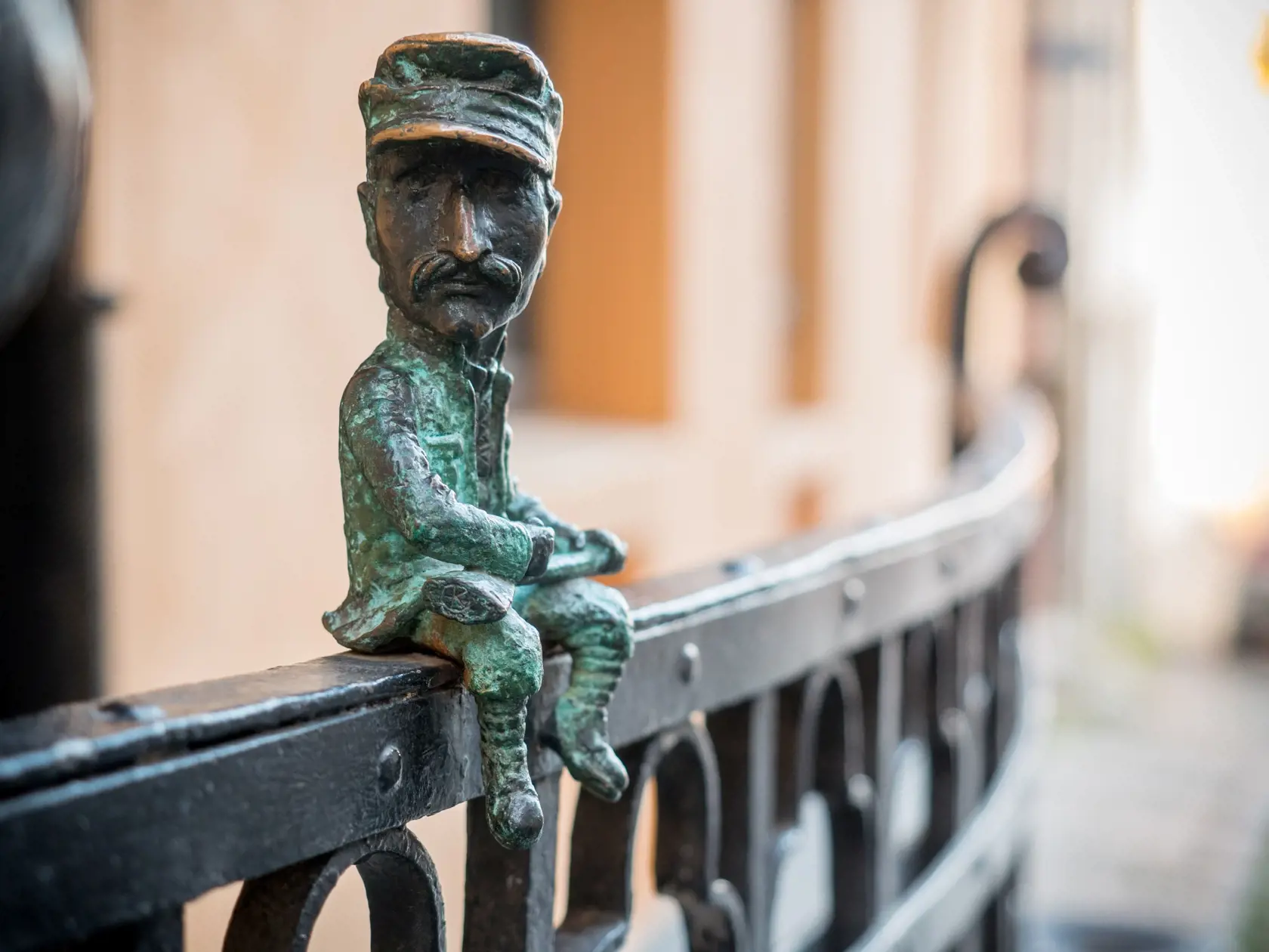 Mesto Michalovce vyhlásilo charitatívnu zbierku pre partnerské ukrajinské mesto Užhorod. Takéto minisošky v Užhorode inštaluje miestny umelec.