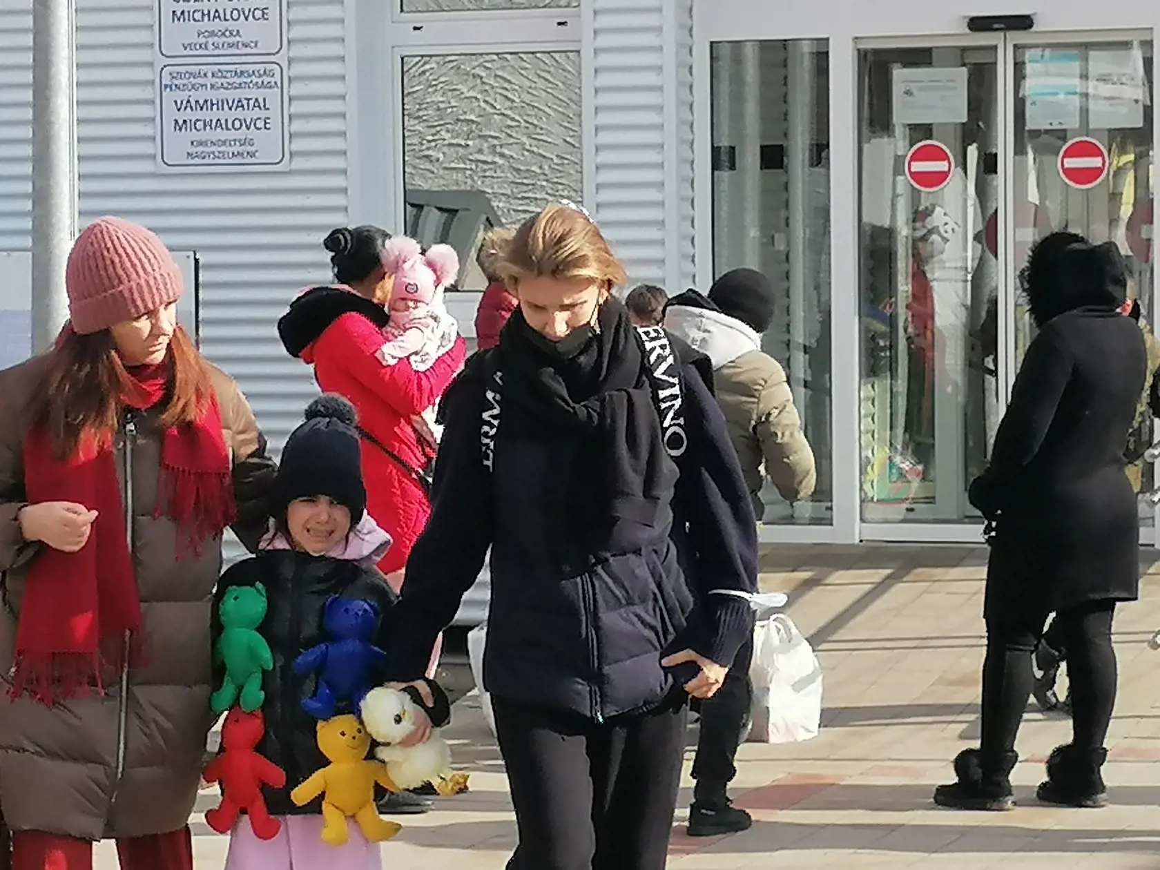 Na snímke ženy s deťmi prichádzajúce na Slovensko z Ukrajiny na hraničnom priechode pre peších v obci Veľké Slemence, okres Michalovce v piatok 25. februára 2022. FOTO TASR - Jana Ďurašková