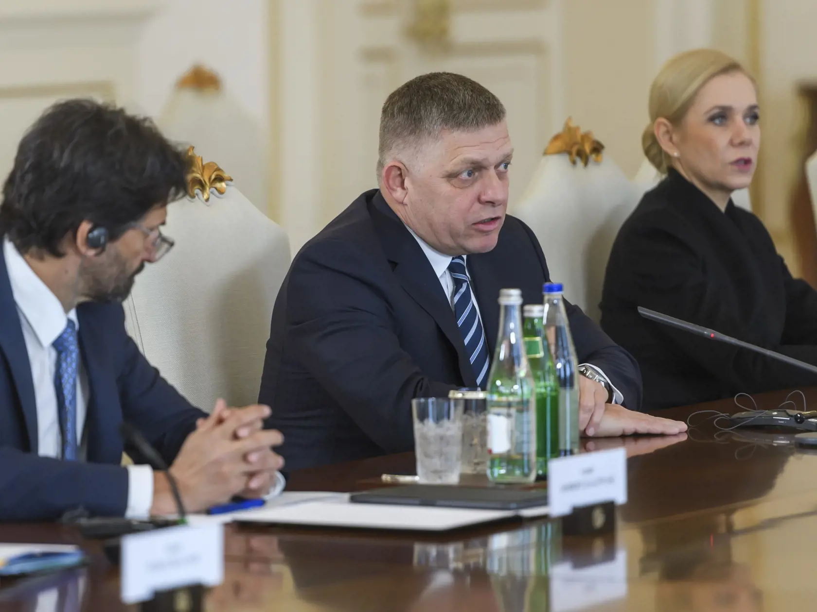 Na snímke zľava vicepremiér a minister obrany SR Robert Kaliňák (Smer-SD), predseda vlády SR Robert Fico (Smer-SD) a podpredsedníčka vlády a ministerka hospodárstva SR Denisa Saková (Hlas-SD) počas spoločného plenárneho rokovania s prezidentom Azerbajdžanu Ilhamom Alijevom v Baku 7. mája 2024. FOTO TASR - Jaroslav Novák