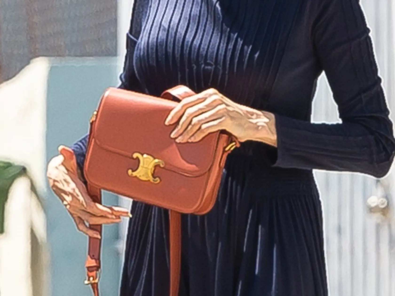 Angelina Jolie má veľmi chudé ruky.