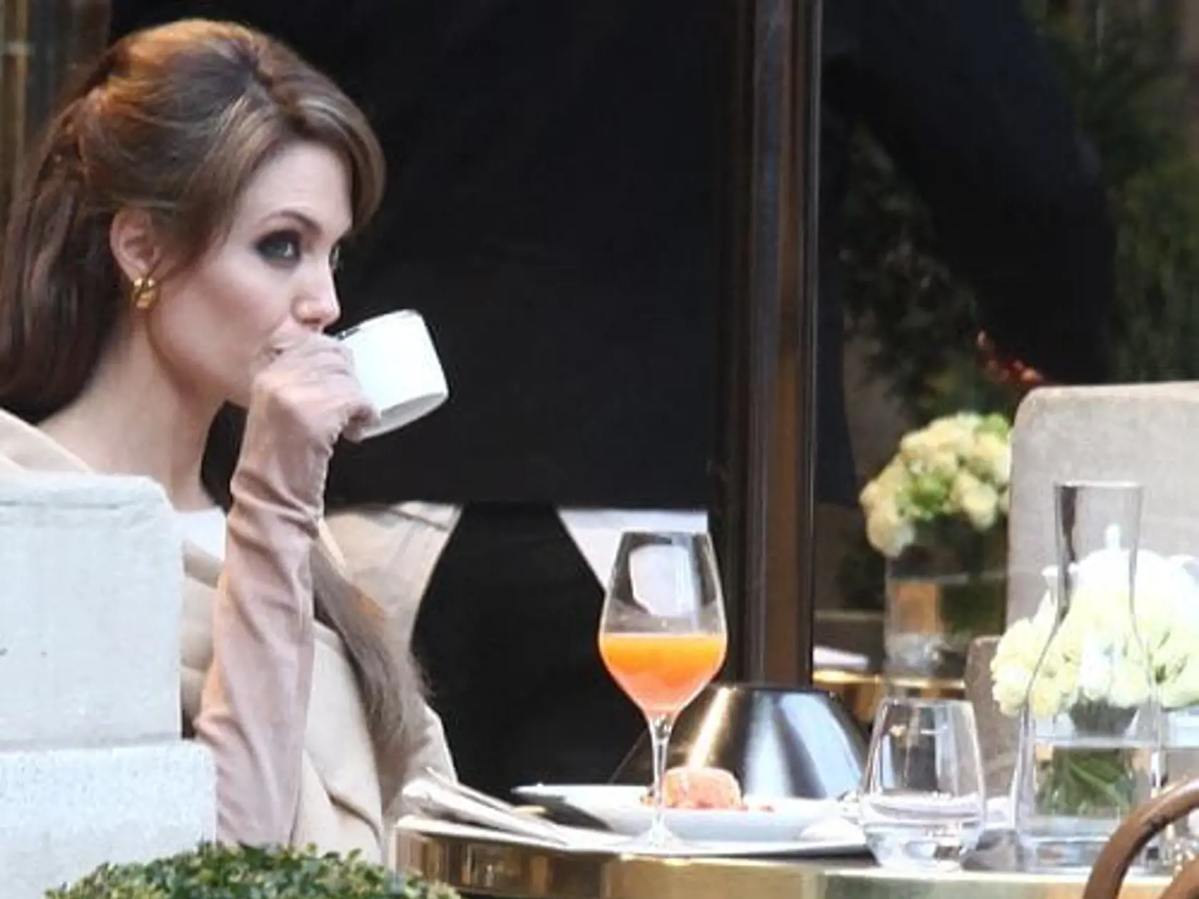 Angelina Jolie si našla čas vychutnať kávu tak, ako sa má. 