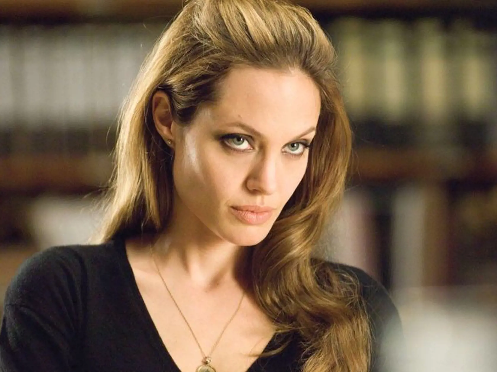Herečka Angelina Jolie sa rozhodla k ďalšiemu operačnému zákroku, aby zabránila rakovine.