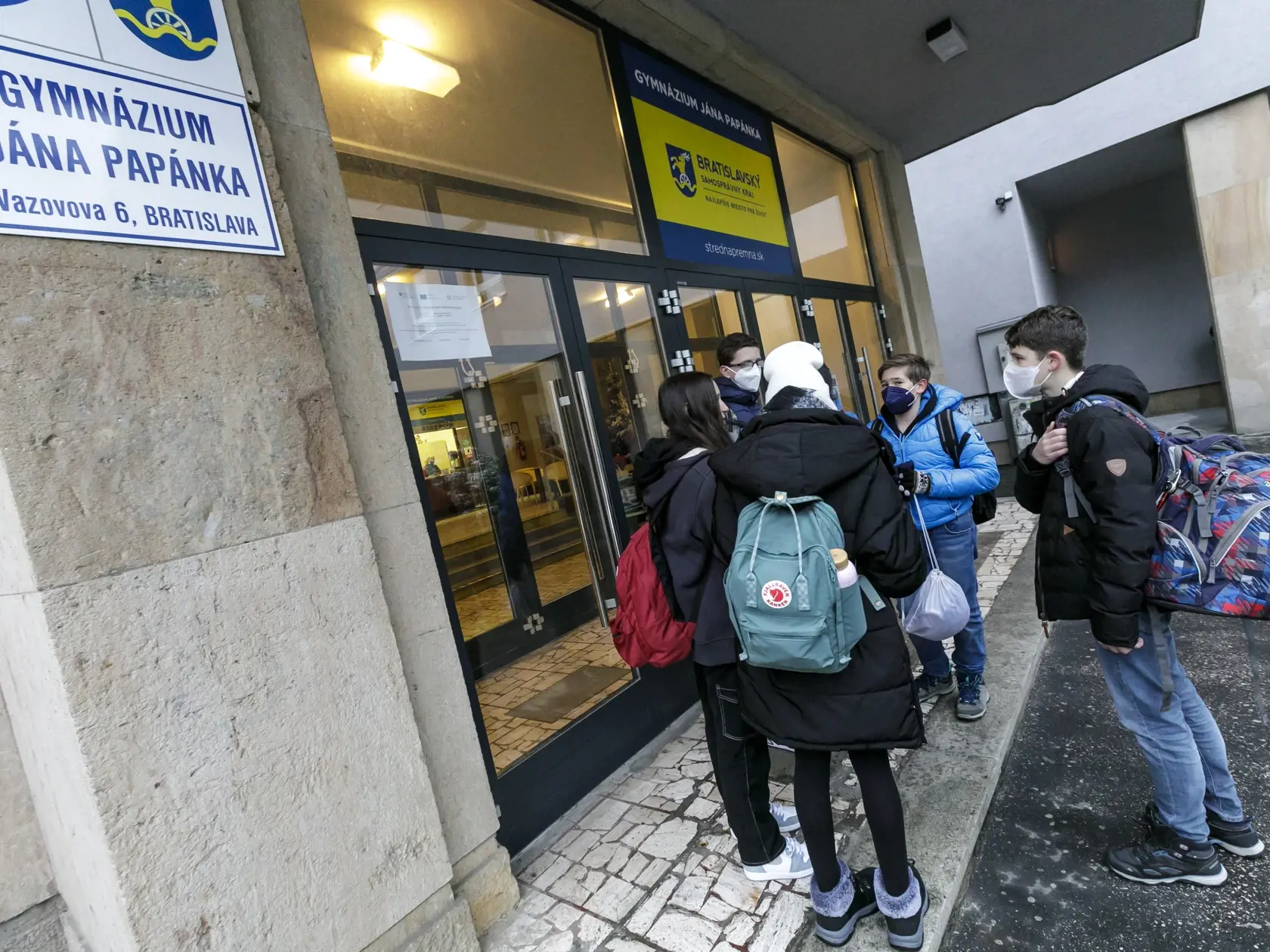 Mimo priestorov triedy, keď dochádza k premiešavaniu žiakov, naďalej platí prekrytie úst a nosa minimálne rúškom.