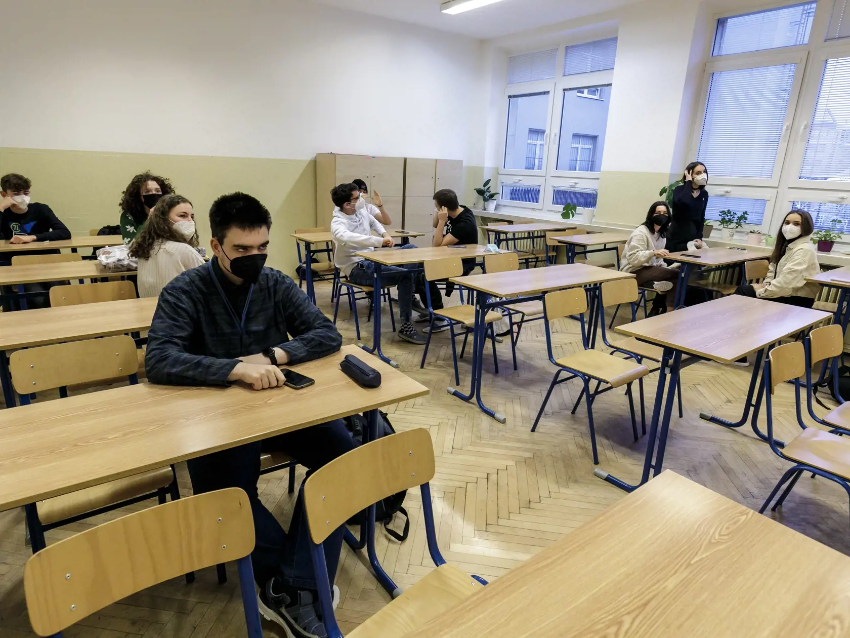 V triedach už žiaci nebudú musieť sedieť s nasadeným rúškom či respirátorom.