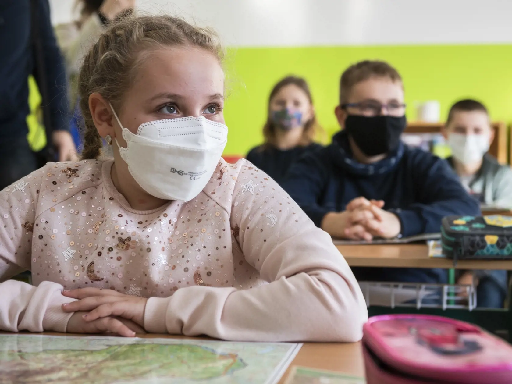 Na hodinách už žiaci nebudú musieť sedieť s nasadeným rúškom či respirátorom.