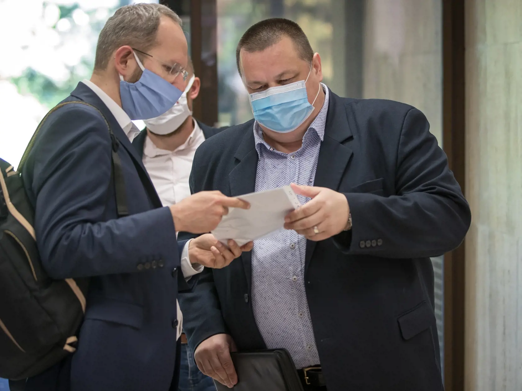 Na snímke je hlavný hygienik SR Ján Mikas, počas príchodu na zasadnutie krízového štábu.