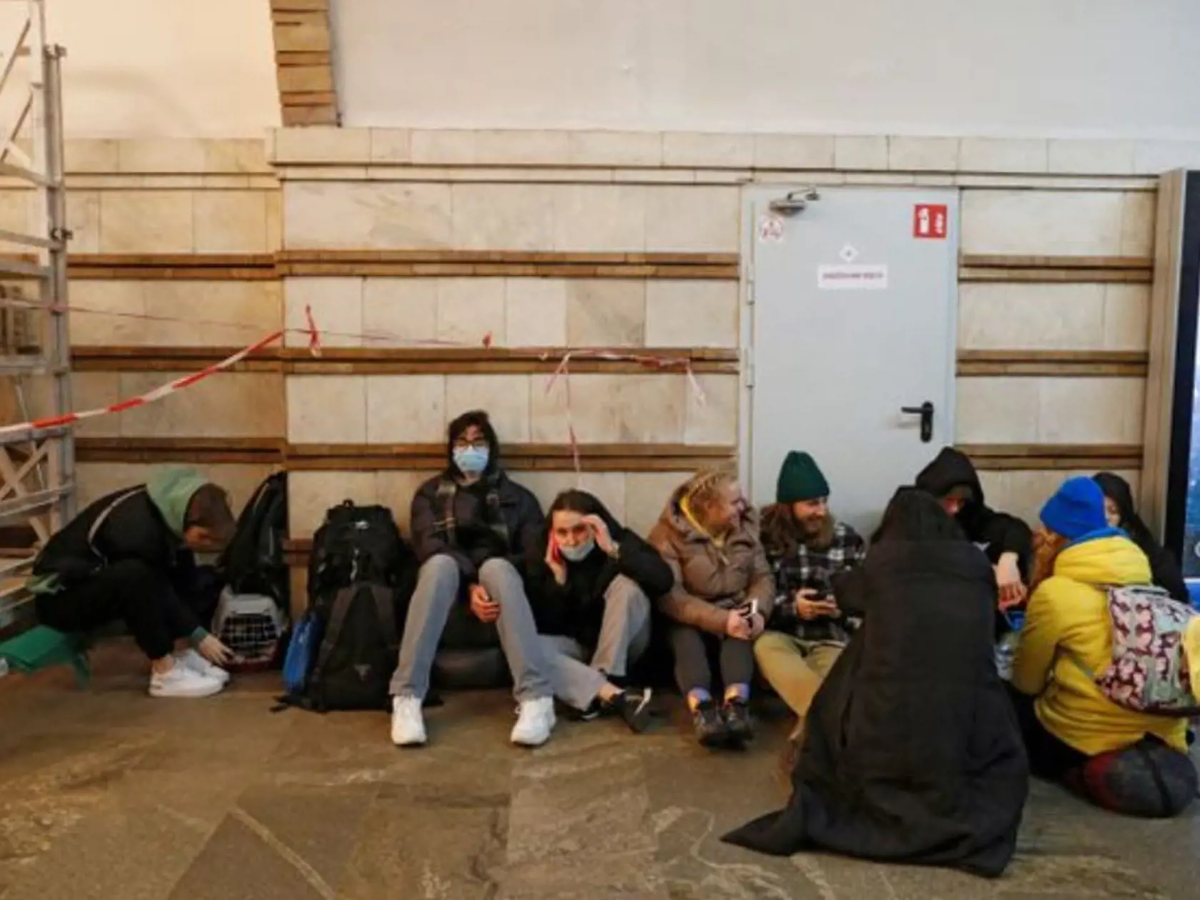 Obyvatelia Kyjeva prečkali prvú noc na stanici metra.
