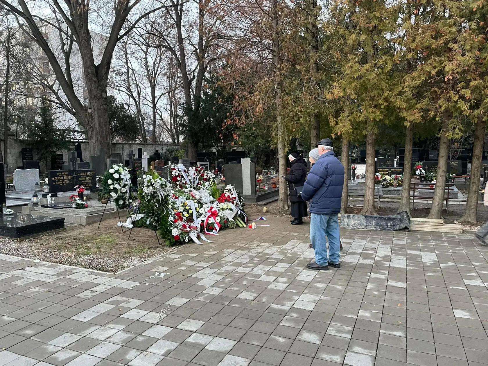 Na cintorín po pohrebe prichádzajú naďalej ľudia, ktorí profesorovi zapaľovali sviečky.