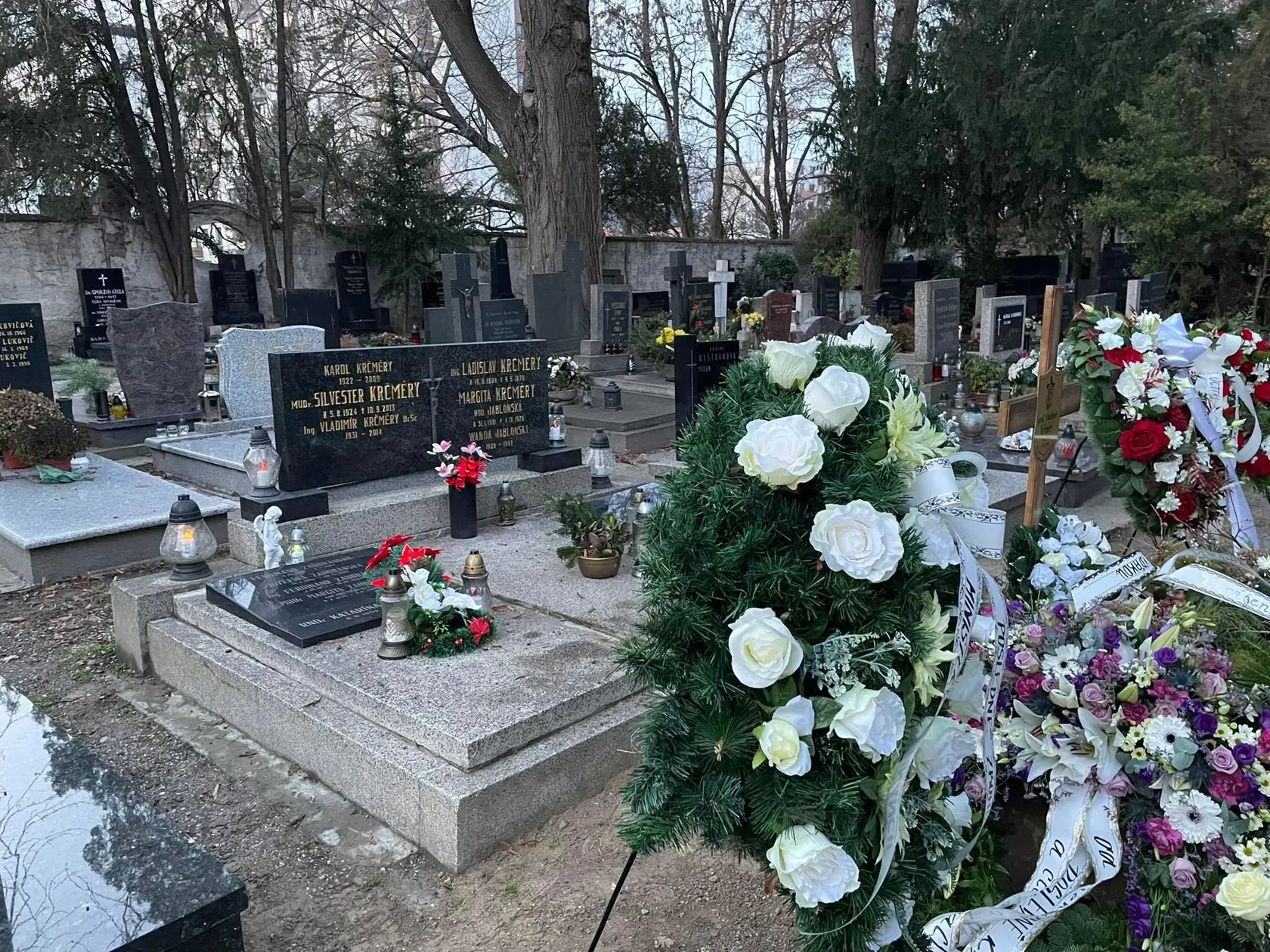 Profesora Krčméryho pochovali hneď vedľa jeho otecka.