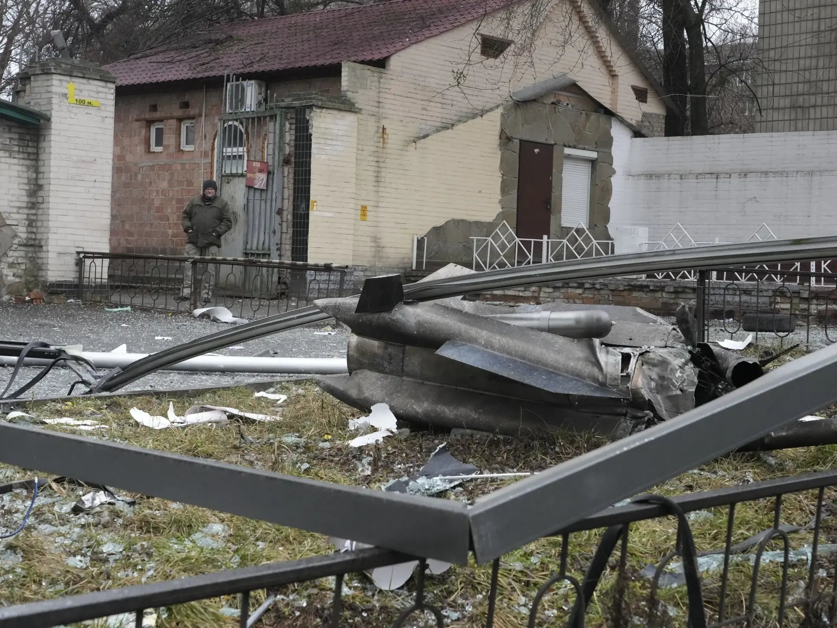 Muž si prezerá materiálne škody po ostreľovaní ruskou armádou v Kyjeve.
