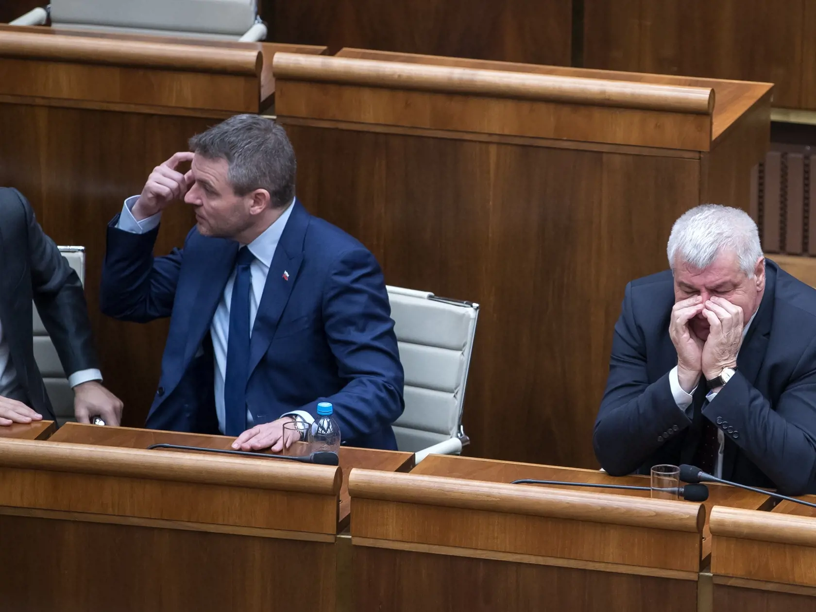 Zasadnutie parlamentu k vyjadreniu dôvery novo zostavenej vláde pod vedením Petra Pellegriniho. Na snímke zľava je Tomáš Drucker, Peter Pellegrini a Árpád Érsek
