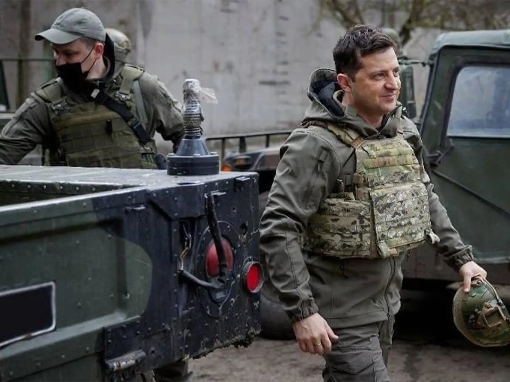 Volodymyr Zelenskyj zostáva pri svojich vojakoch v Kyjeve.