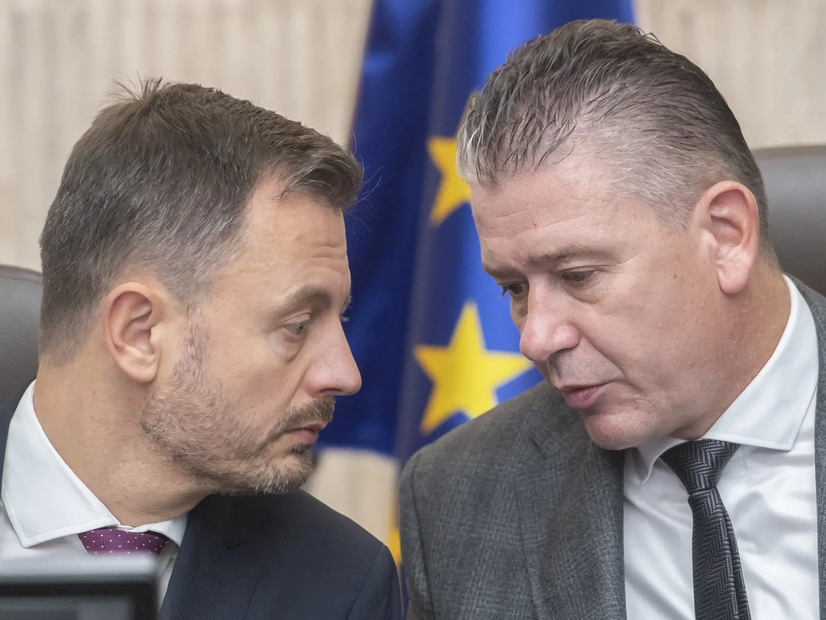 Na snímke vľavo premiér SR Eduard Heger a vpravo minister vnútra SR Roman Mikulec (obaja OĽaNO) počas 111. schôdze vlády SR 19. októbra 2022 v Bratislave. FOTO TASR - Martin Baumann