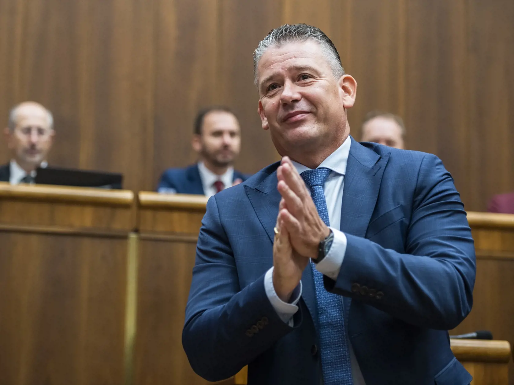 Na ministra vnútra Mikulca sa to tento týždeň valilo z každej strany! Vo štvrtok čelil už v poradí ôsmemu pokusu o odvolanie, ktorý síce ustál, no vydýchnuť si nemohol. Nasledujúci deň totiž vyšla správa, že Úrad pre verejné obstarávanie definitívne rozhodol o tom, že ministerstvo vnútra porušilo zákon, keď na jar zazmluvnilo firmu Dustream production bez riadnej súťaže.