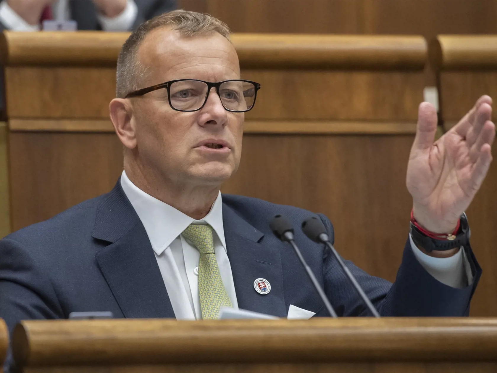 „A ty sa s kým bavíš? Sa preber," odpísal minister Mikulec poslankyni Tabák. „Ja nie som tvoj k*k*tko Boris," dodal s tým, že ju obvinil z úplatkárstva a že sa tvári ako Panenka Mária. „Nepíš mi, dvíha sa mi z teba žalúdok," dodal v esemeske minister.