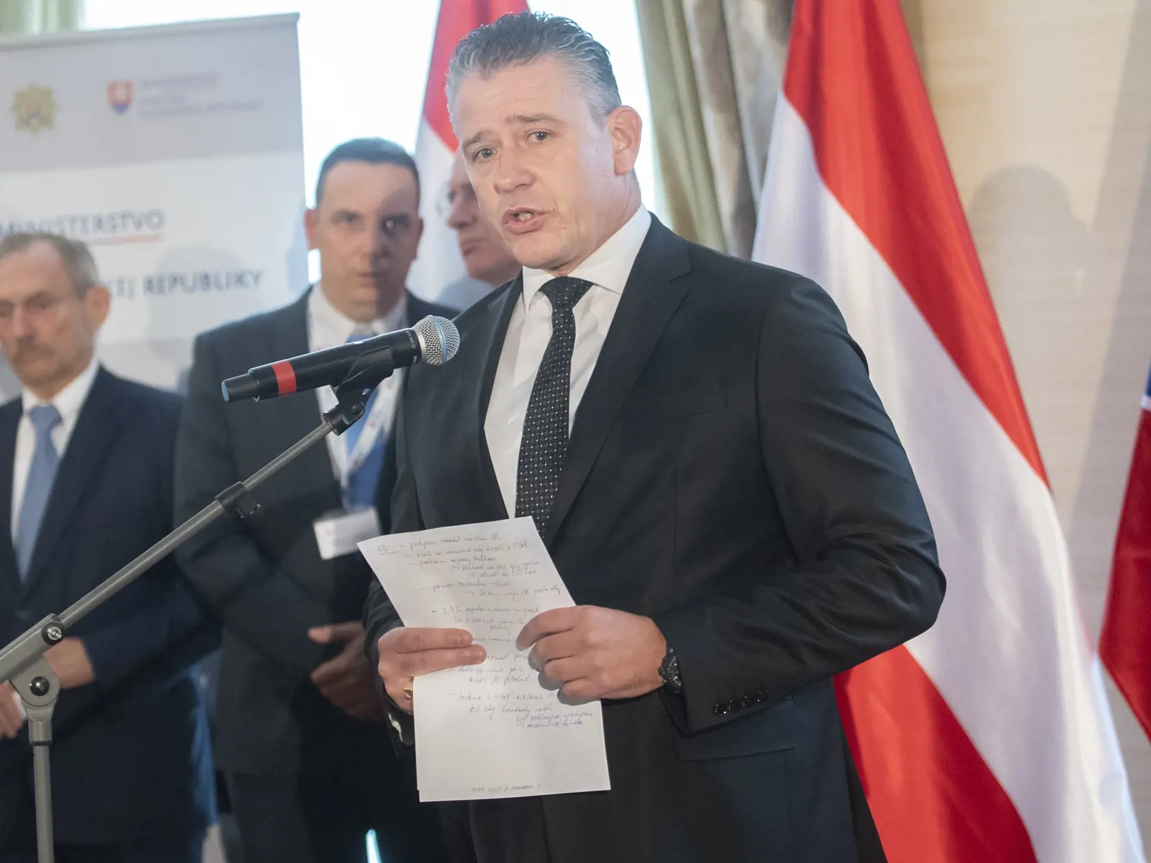 O reakciu k medializovanému prípade sme poprosili aj ministra vnútra SR Romana Mikulca. "Malosť toho a snahu o zviditeľnenie sa svedčí o tom človeku, ktorý prepis konverzácie do médií poskytol. Nastáva zároveň otázka: Za akým účelom? Údajné súkromné komunikácie nebudeme bližšie komentovať. Nebudeme poskytovať ďalší priestor na medializáciu osobe, ktorá ich do médií poskytla," odpísala nám hovorkyňa rezortu vnútra Zuzana Eliášová.